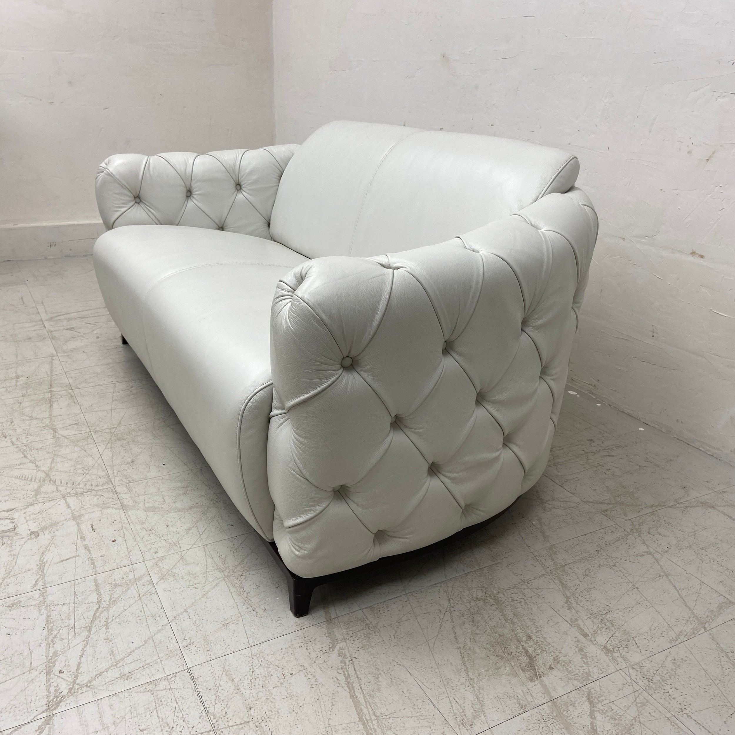 A contemporary Italian white leather two seater sofa having a curved back and deep buttoned arms - Image 2 of 4
