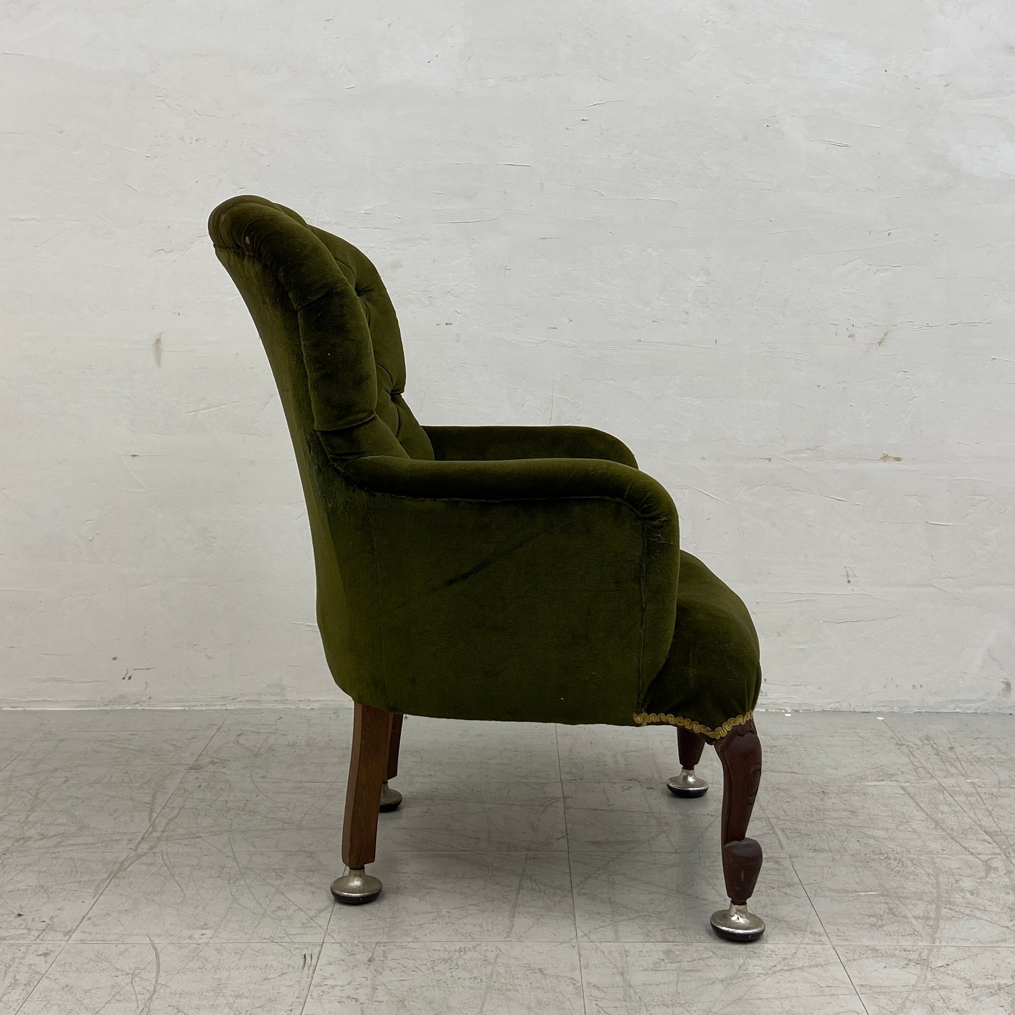 A late 19th century button-back armchair having a curved back and arms over a deep green velour - Image 3 of 6