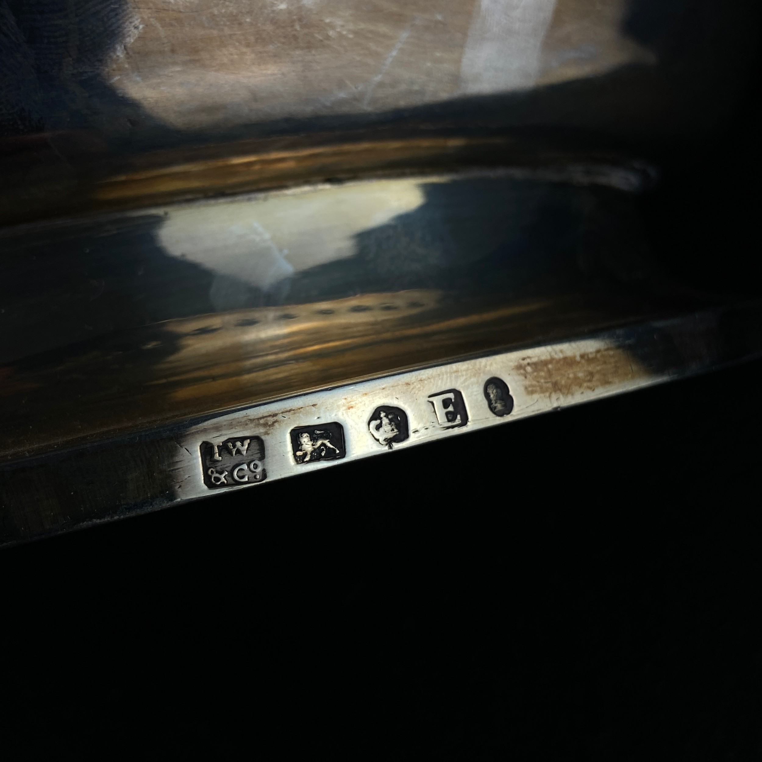 A hallmarked silver swing handled basket with pierced and engraved border on oval foot, Sheffield - Image 5 of 5
