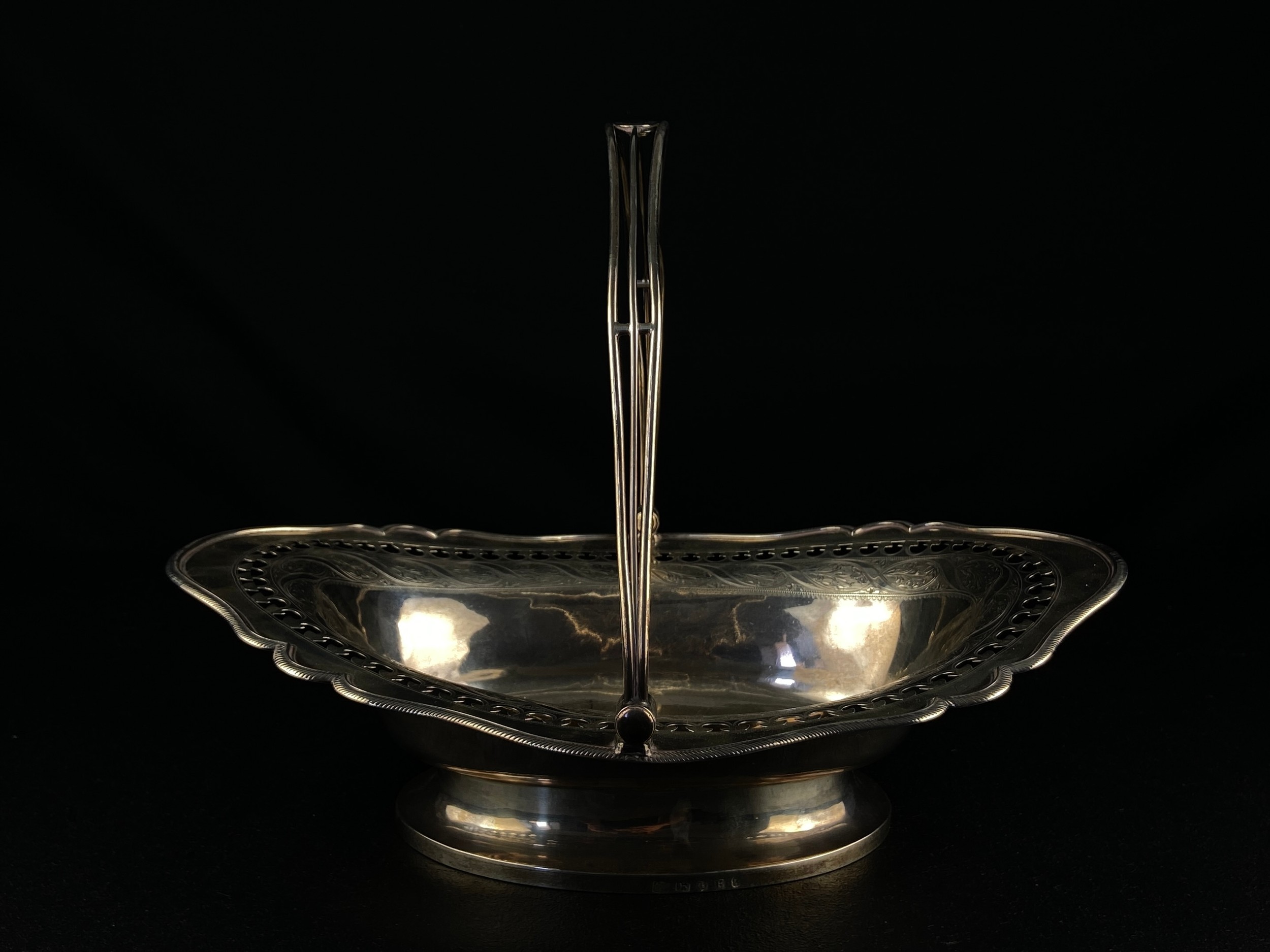 A hallmarked silver swing handled basket with pierced and engraved border on oval foot, Sheffield - Image 2 of 5