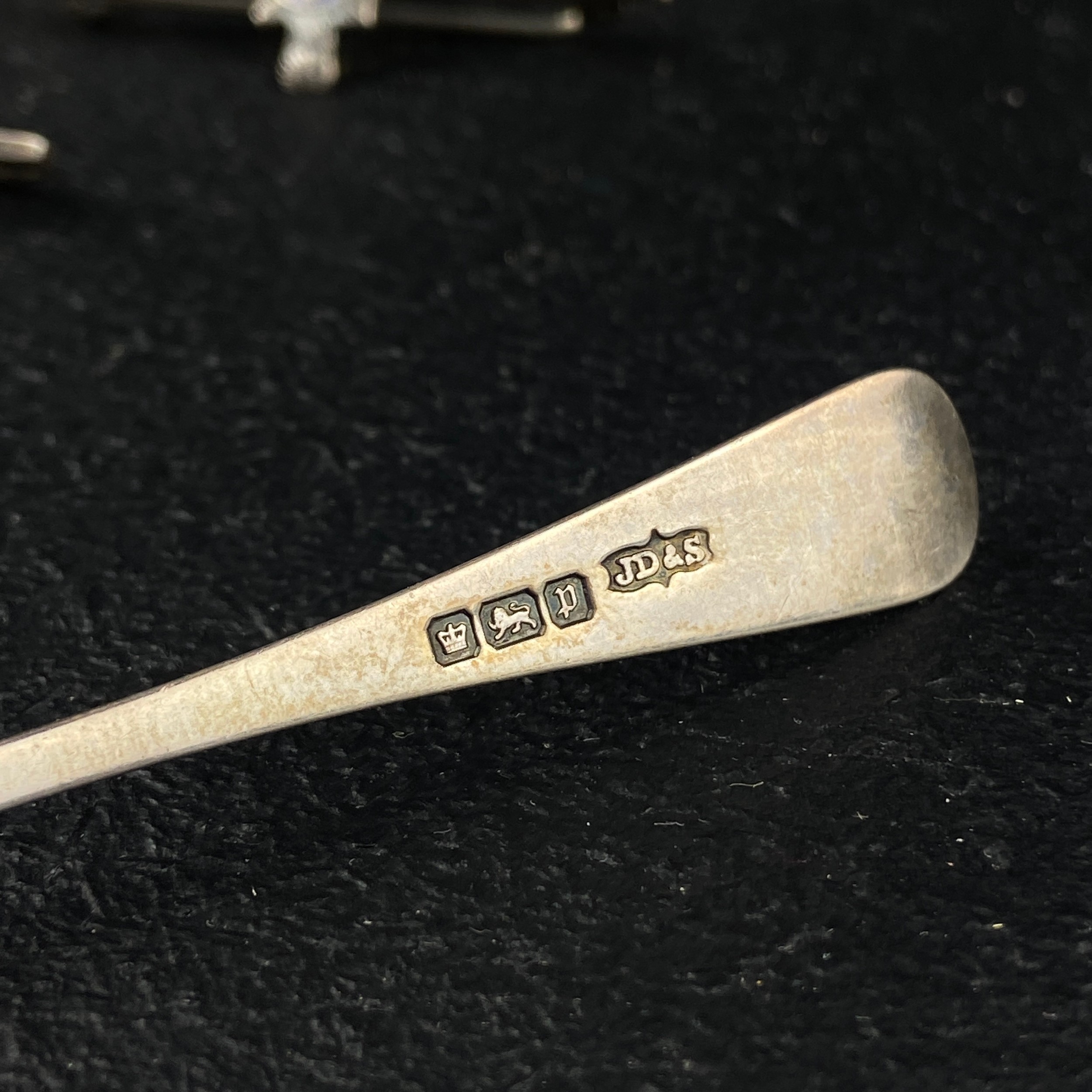 A miscellaneous collection of hallmarked silver items. Gross weight not including box: 243g. - Image 9 of 9