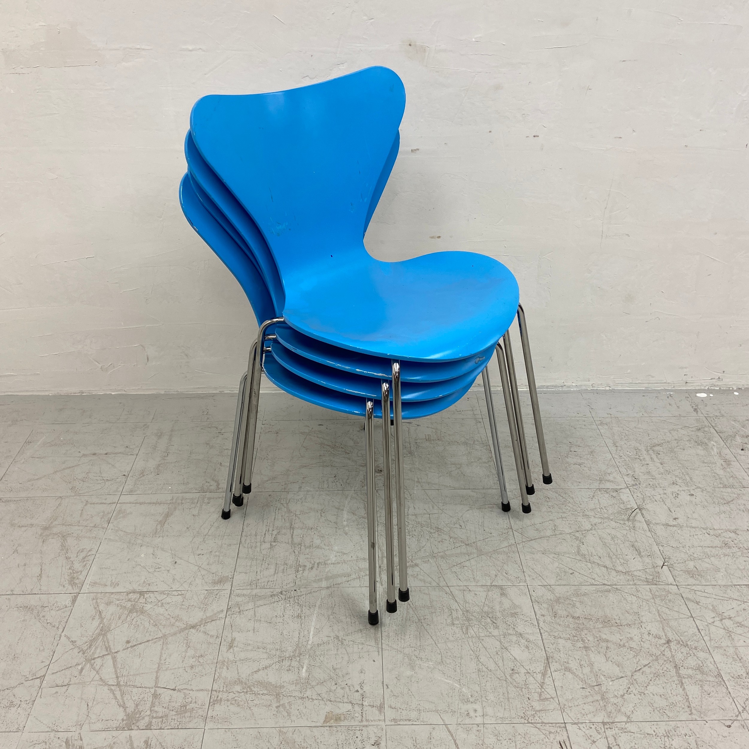 A set of four contemporary Series 7 bentwood dining chairs by Arne Jacobsen for Fritz Hansen each - Image 4 of 4