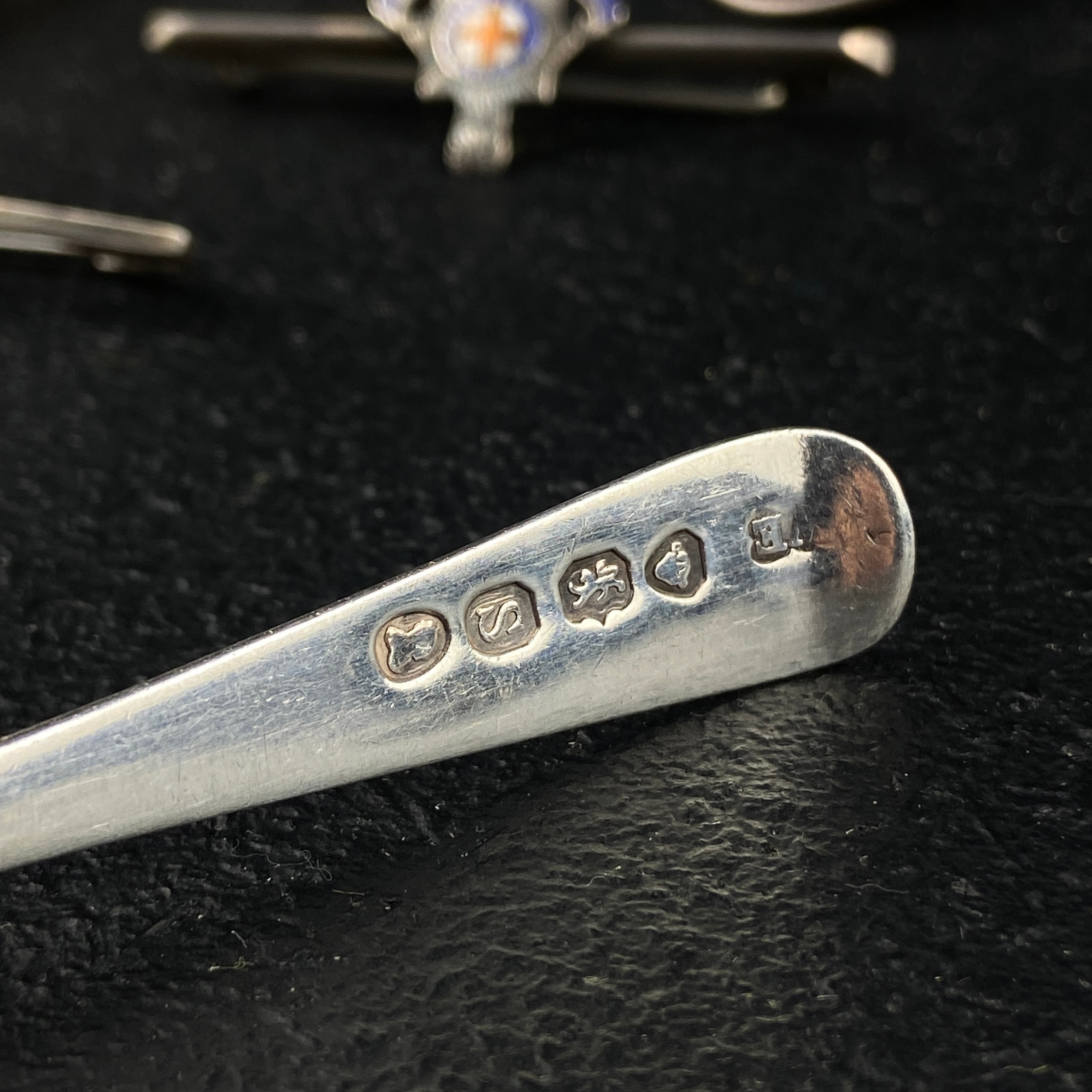 A miscellaneous collection of hallmarked silver items. Gross weight not including box: 243g. - Image 8 of 9