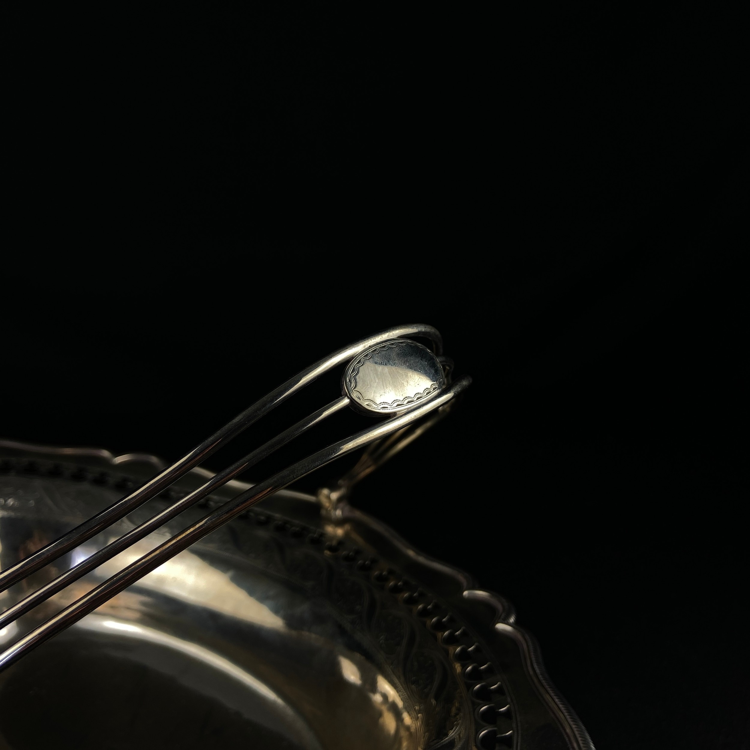 A hallmarked silver swing handled basket with pierced and engraved border on oval foot, Sheffield - Image 3 of 5