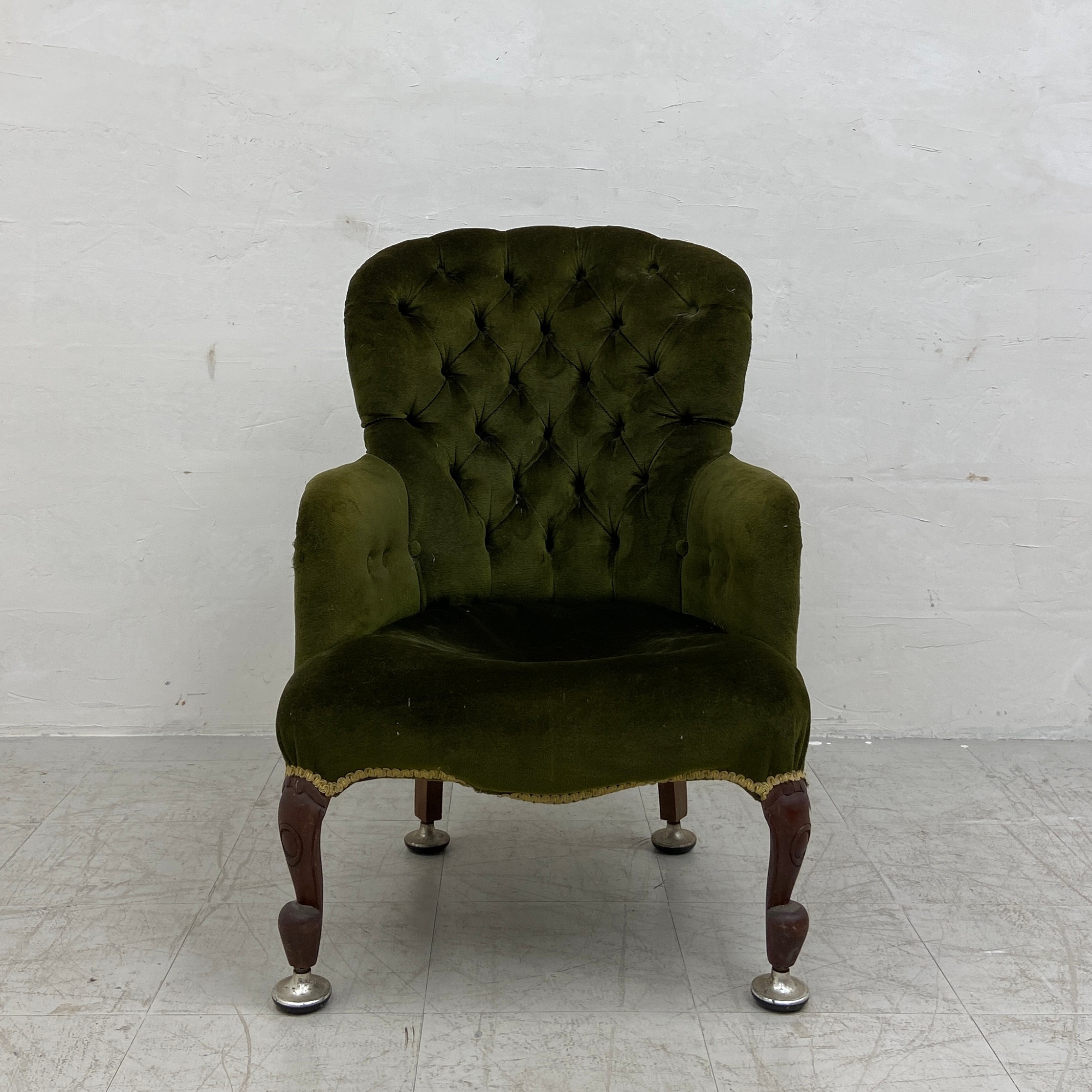 A late 19th century button-back armchair having a curved back and arms over a deep green velour - Image 4 of 6