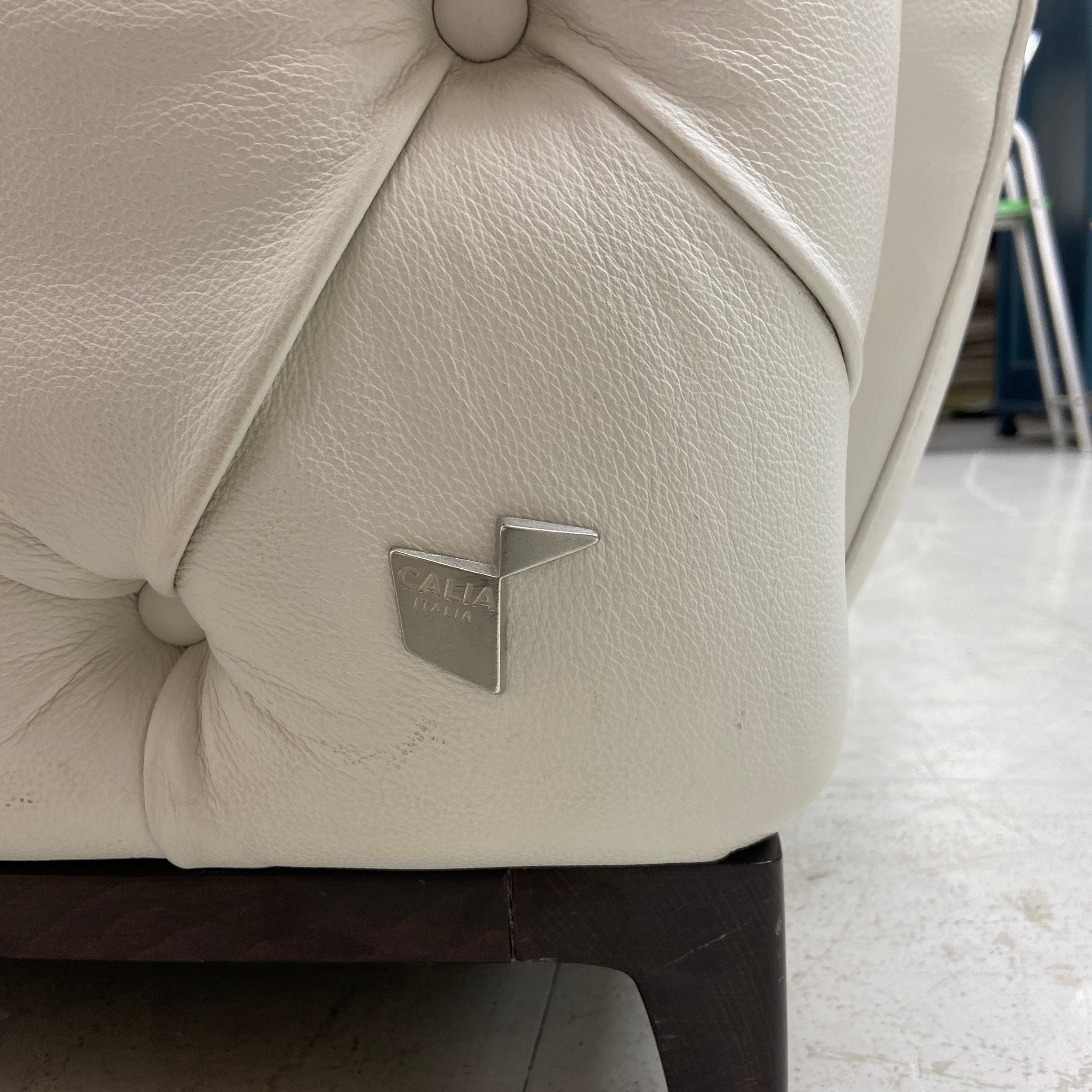 A contemporary Italian white leather two seater sofa having a curved back and deep buttoned arms - Image 3 of 4