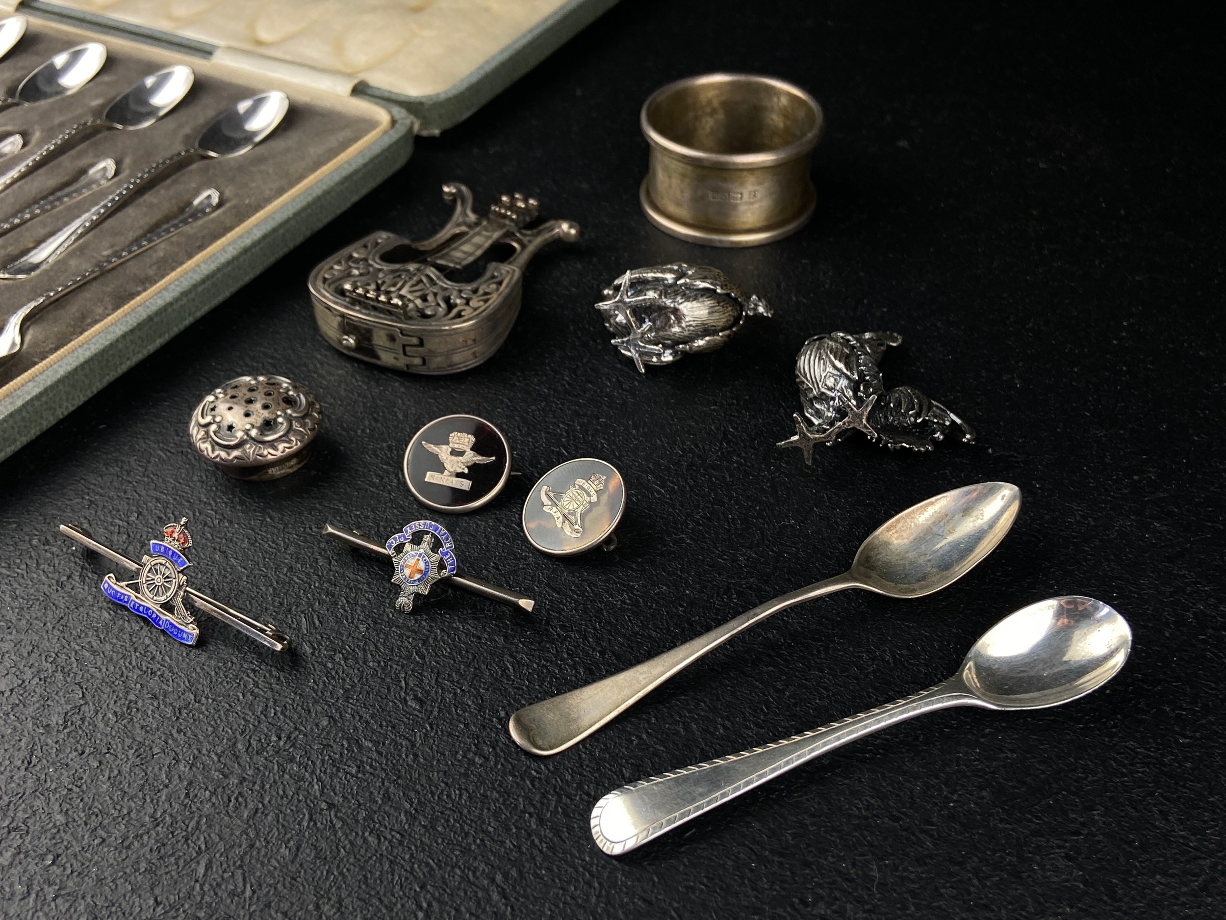 A miscellaneous collection of hallmarked silver items. Gross weight not including box: 243g. - Image 4 of 9