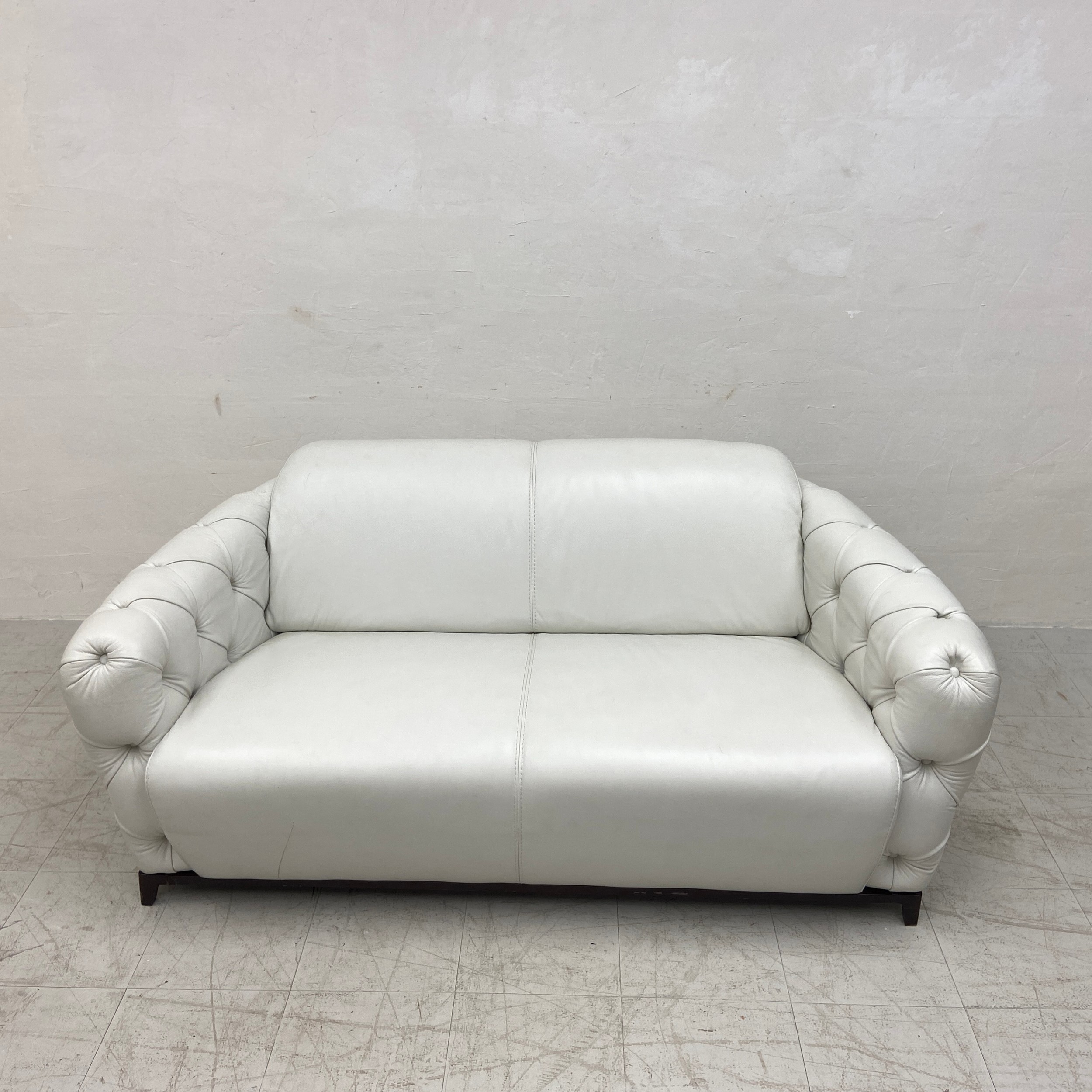 A contemporary Italian white leather two seater sofa having a curved back and deep buttoned arms - Image 3 of 4