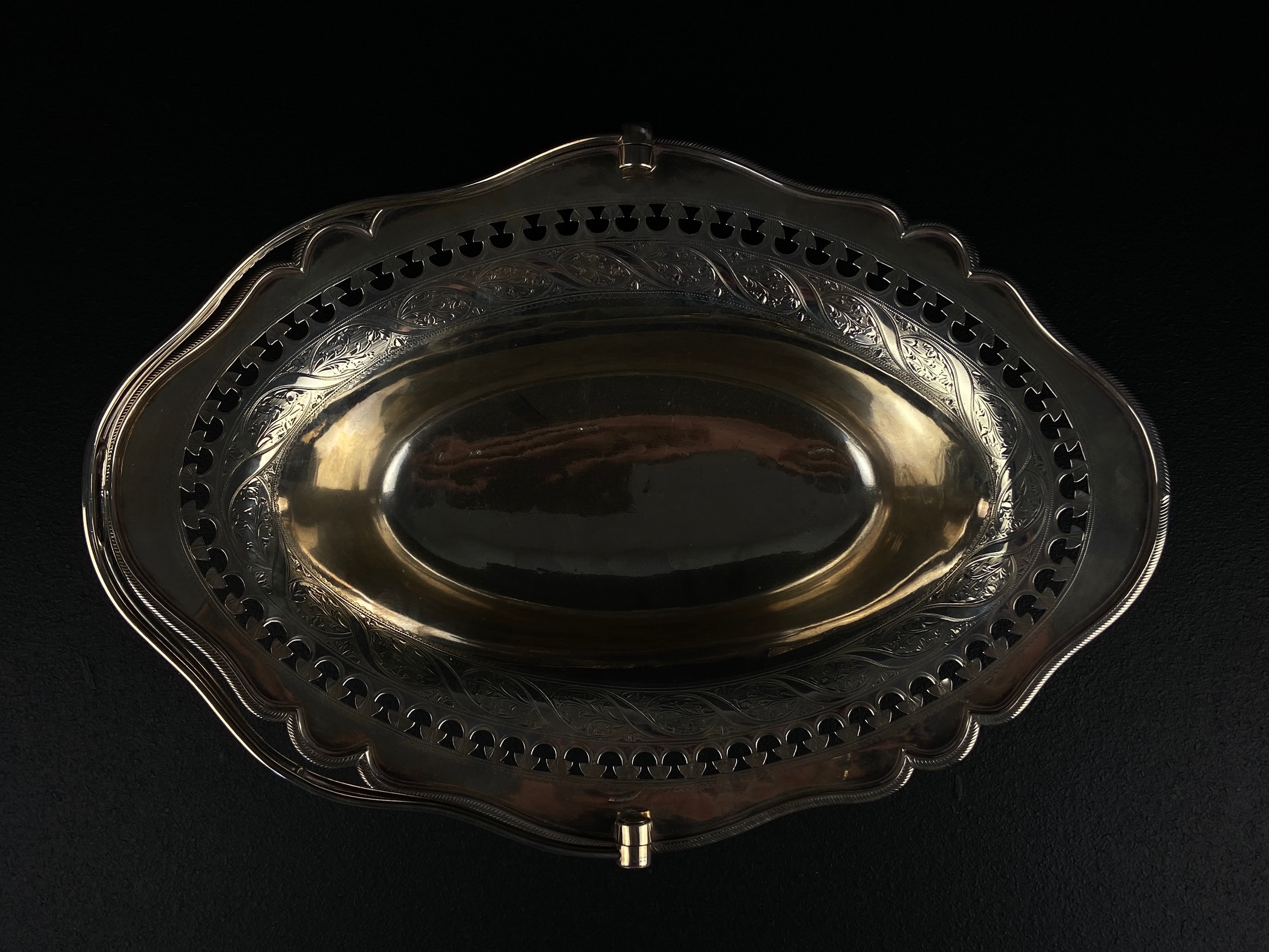 A hallmarked silver swing handled basket with pierced and engraved border on oval foot, Sheffield - Image 4 of 5