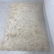 A contemporary shag twist carpet by Rug Guru in 100% pure new wool. L.240 W.170cm