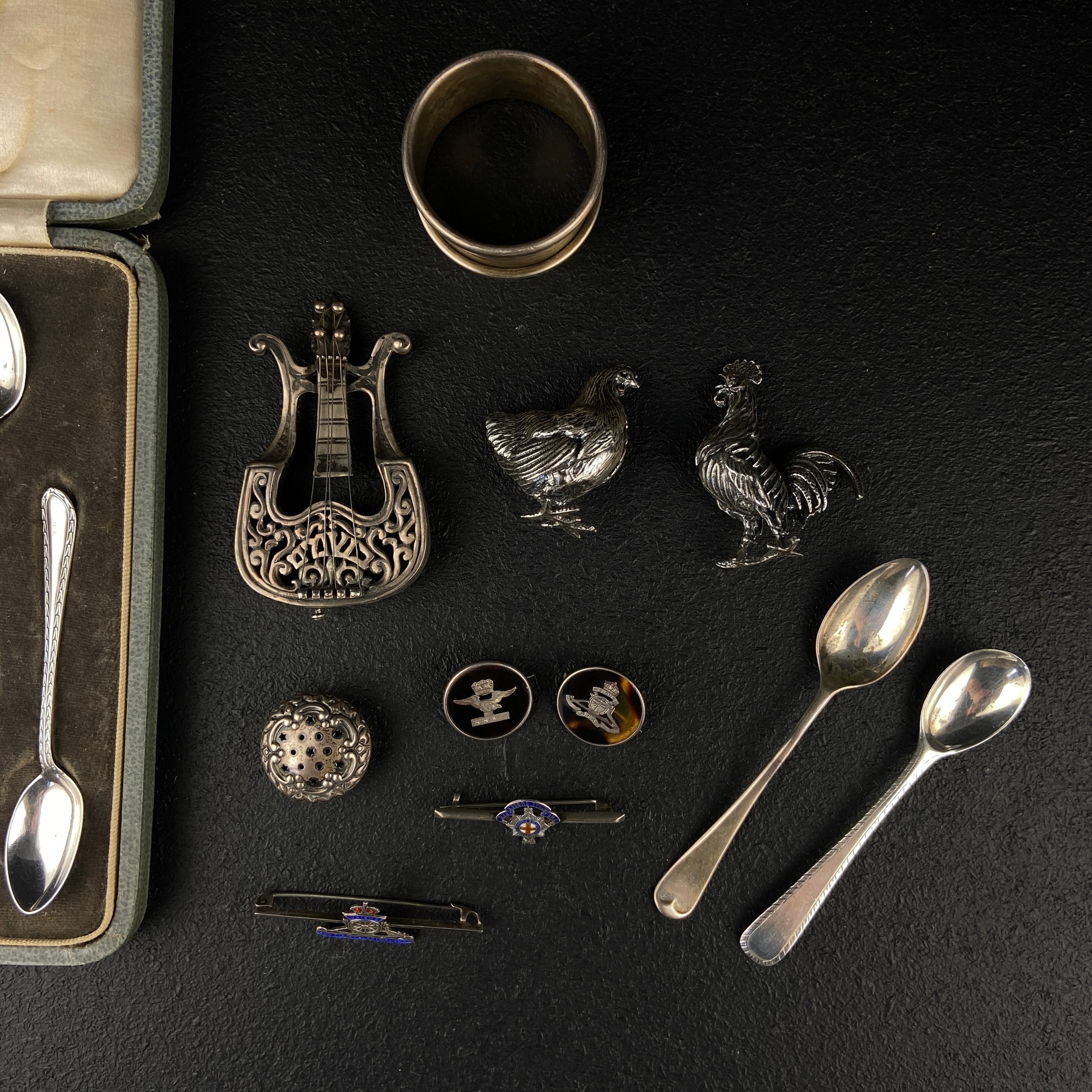 A miscellaneous collection of hallmarked silver items. Gross weight not including box: 243g. - Image 2 of 9