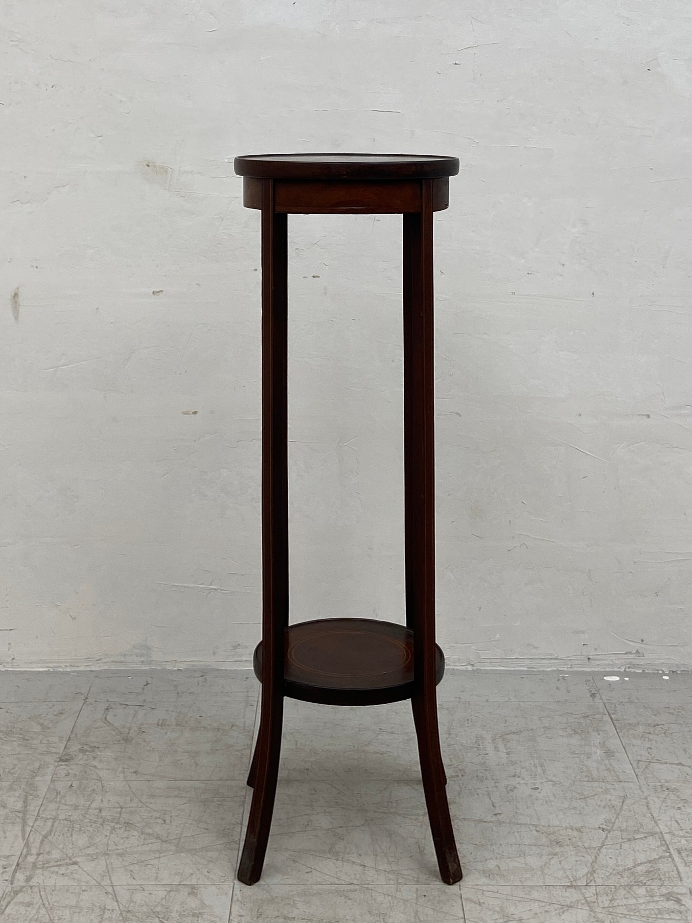 A C.1900 mahogany plant stand having a circular satinwood inlaid top raised on four flat splayed - Image 3 of 5