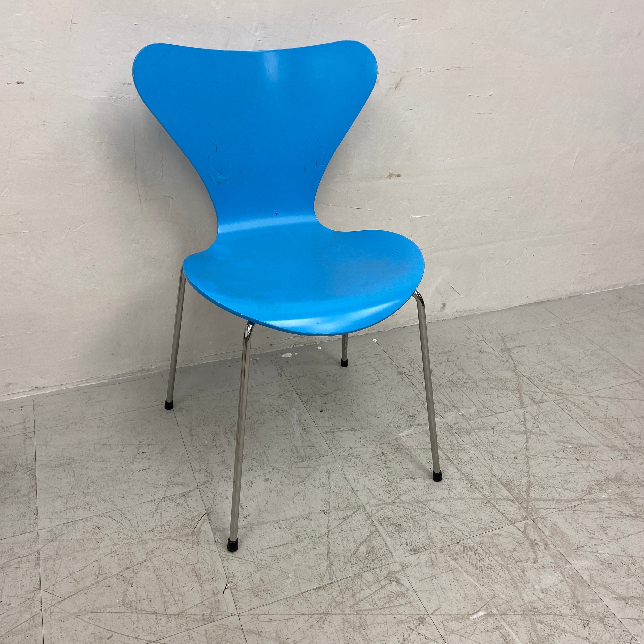 A set of four contemporary Series 7 bentwood dining chairs by Arne Jacobsen for Fritz Hansen each - Image 2 of 4