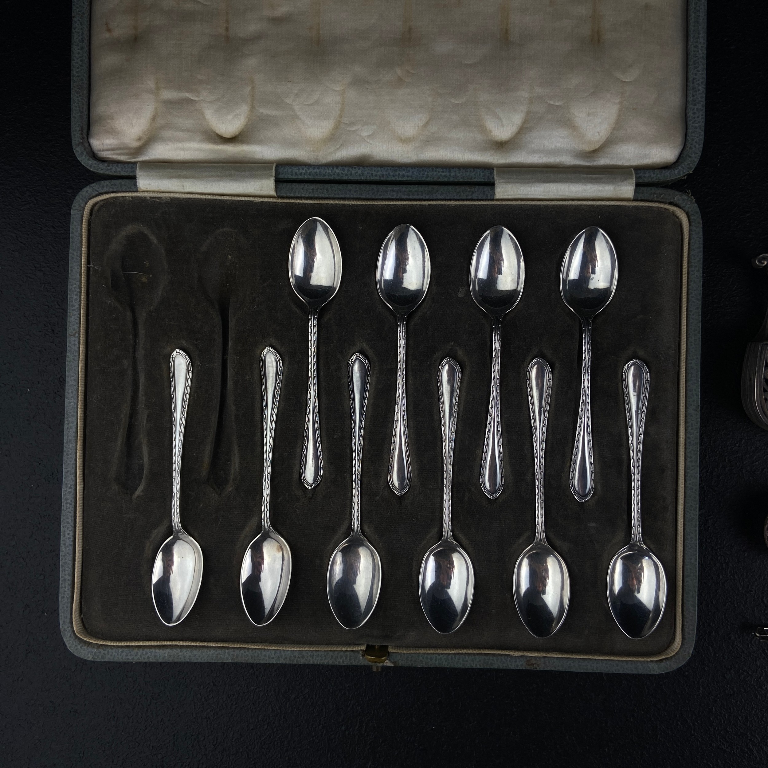 A miscellaneous collection of hallmarked silver items. Gross weight not including box: 243g. - Image 3 of 9