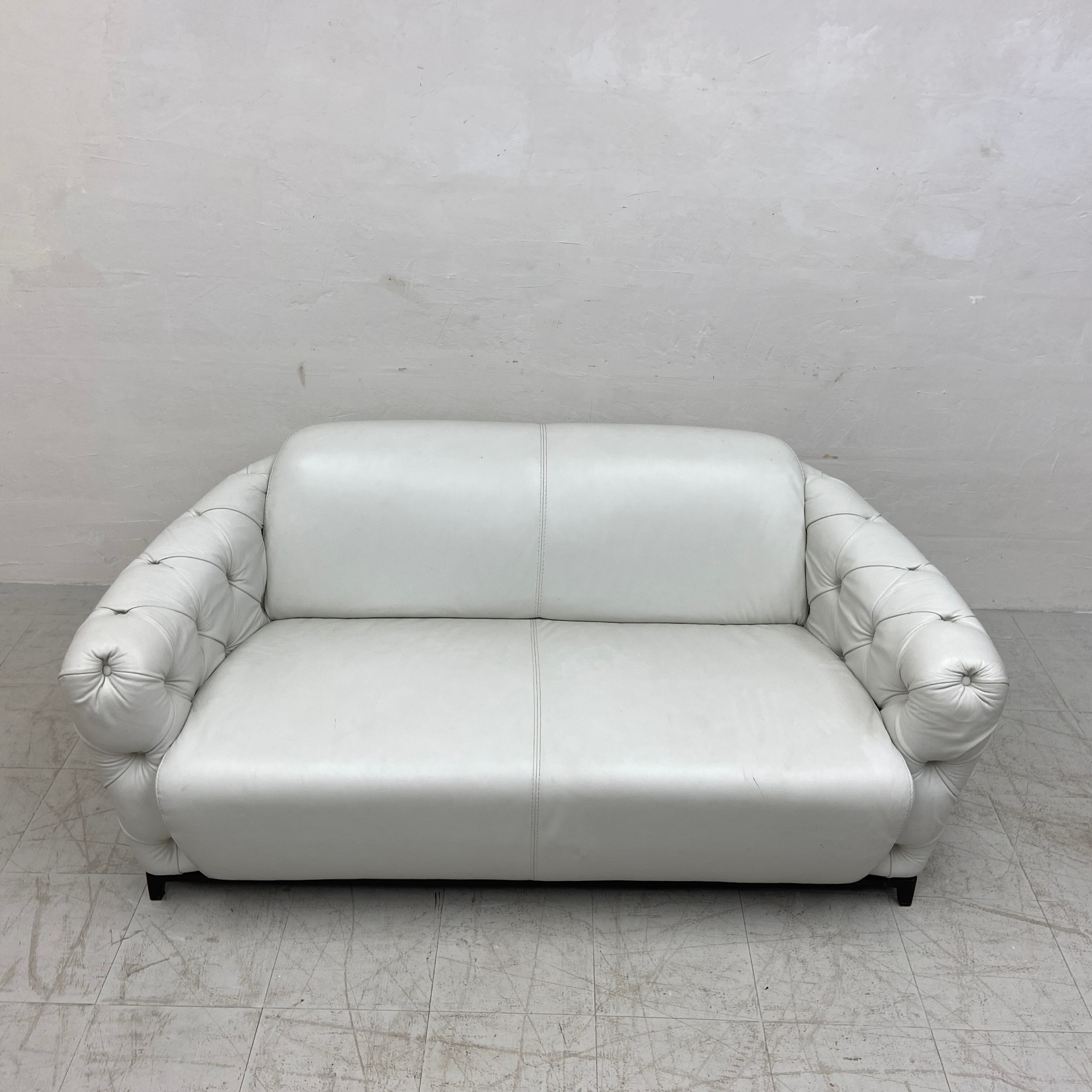 A contemporary Italian white leather two seater sofa having a curved back and deep buttoned arms - Image 4 of 4