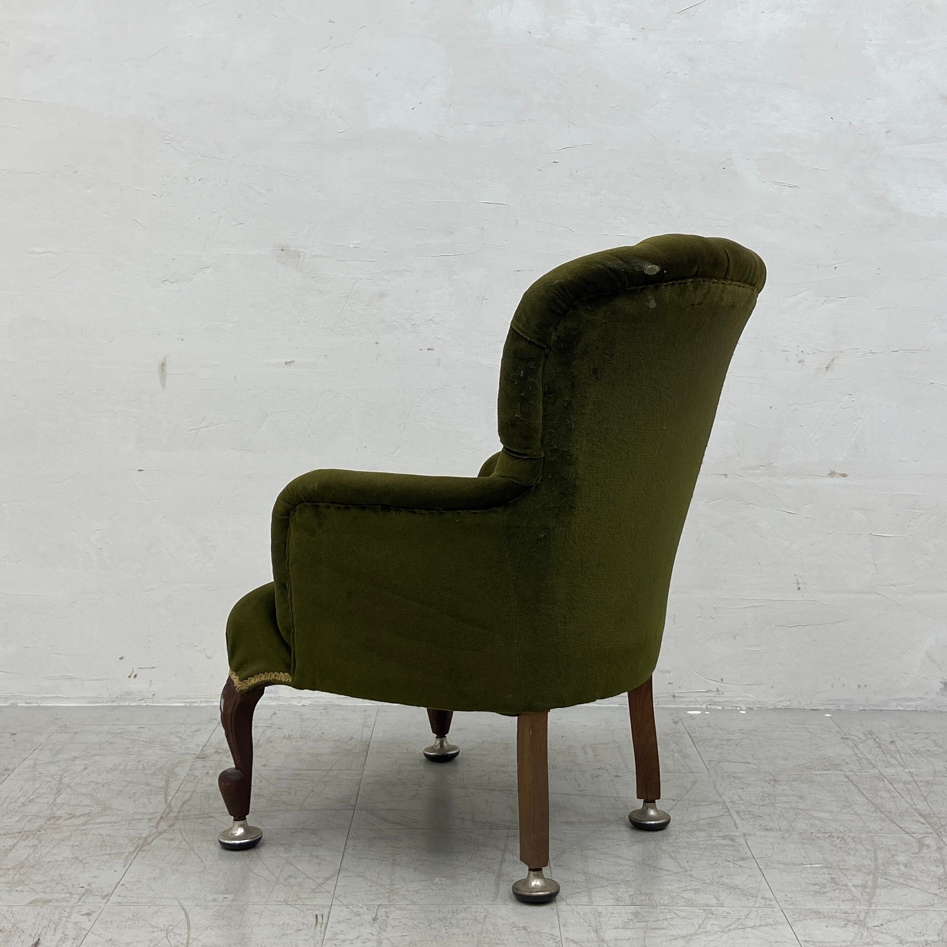 A late 19th century button-back armchair having a curved back and arms over a deep green velour - Image 2 of 6