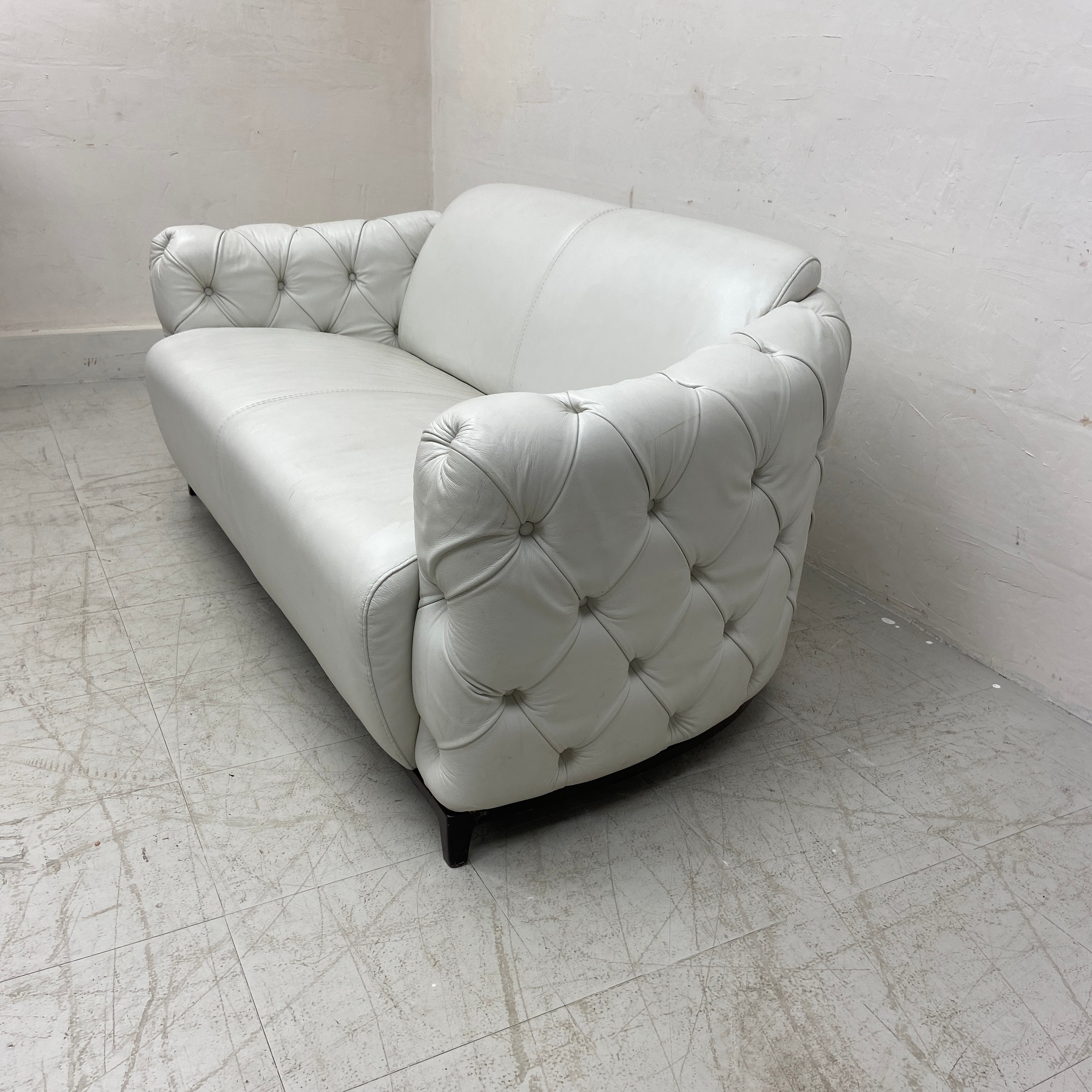 A contemporary Italian white leather two seater sofa having a curved back and deep buttoned arms - Image 2 of 4
