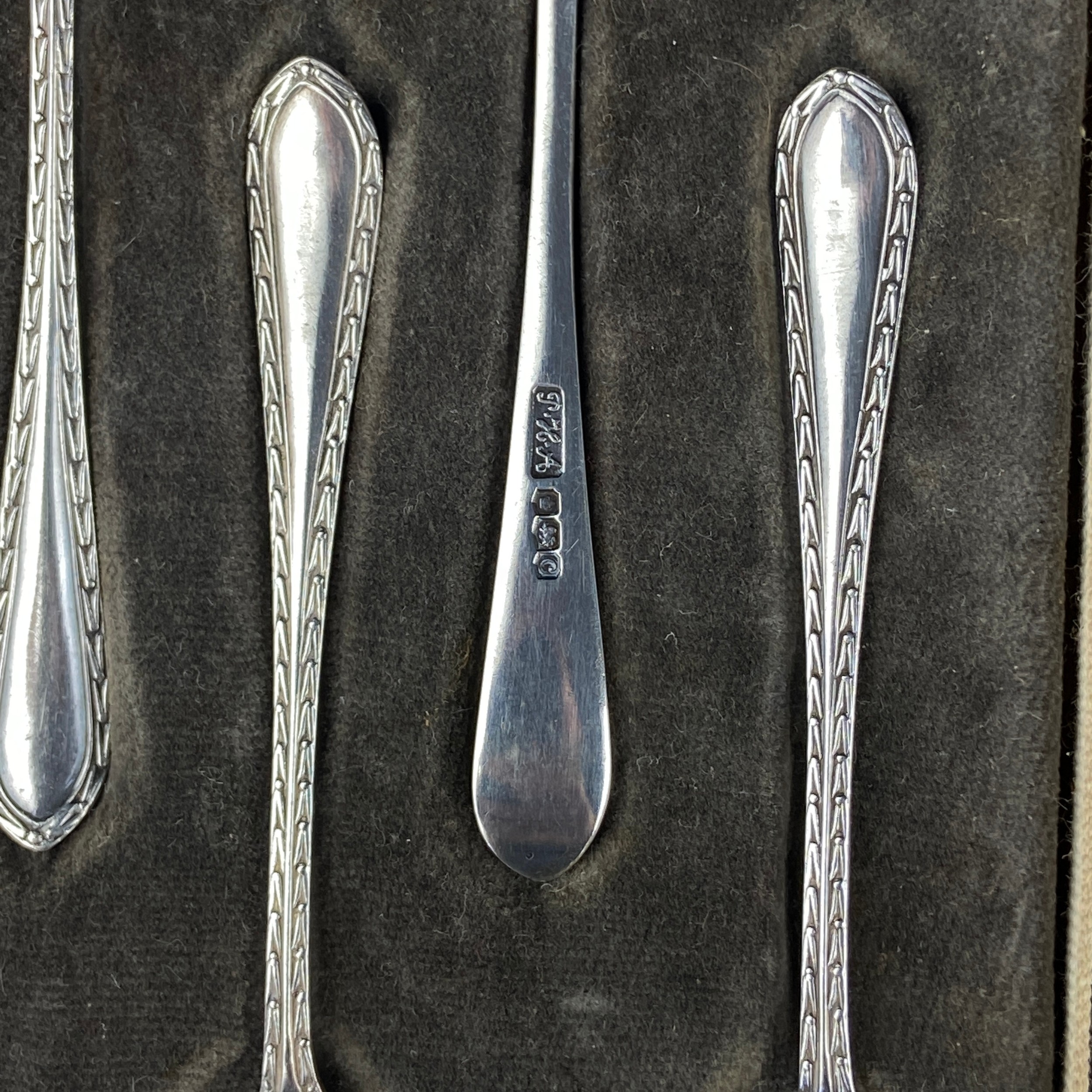 A miscellaneous collection of hallmarked silver items. Gross weight not including box: 243g. - Image 7 of 9