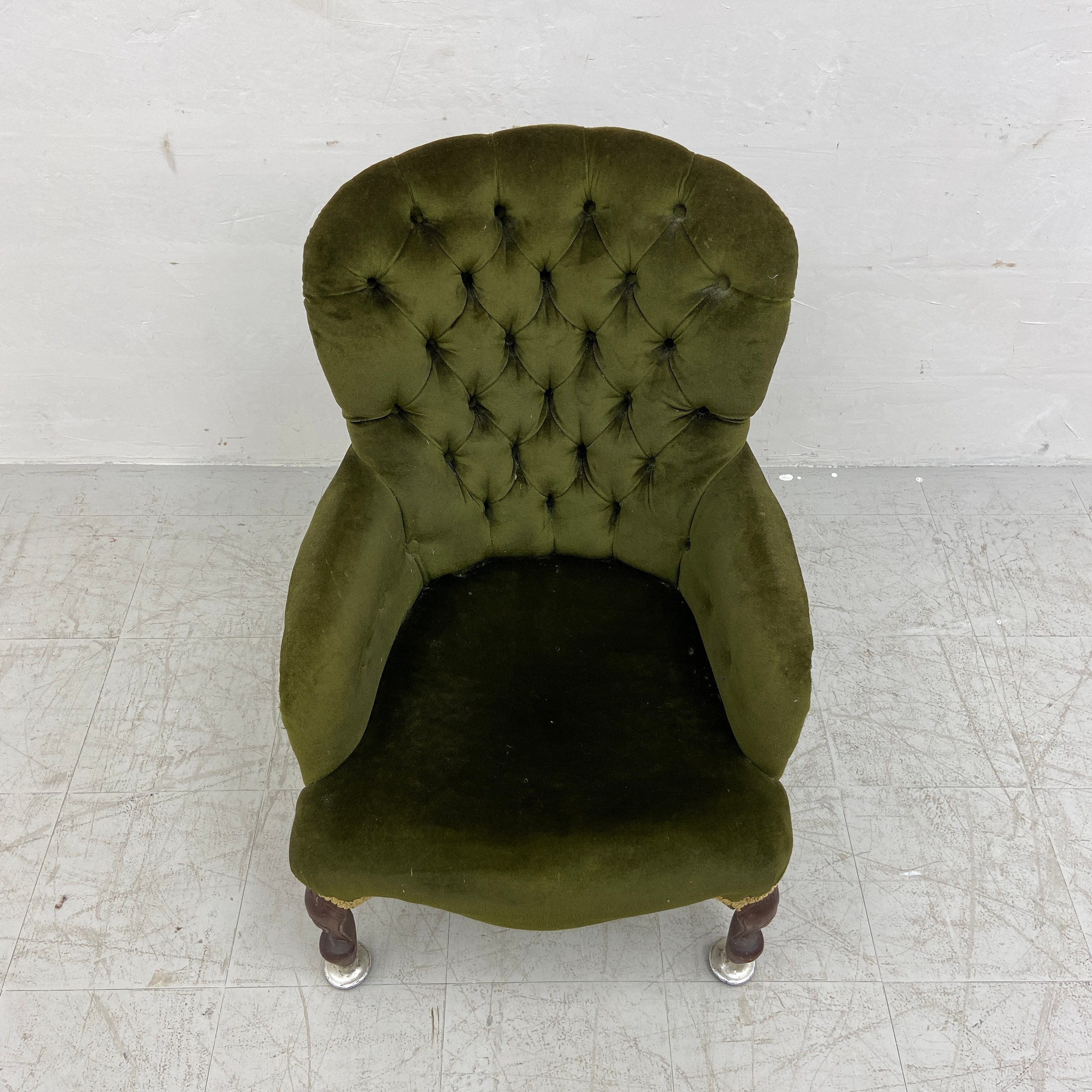 A late 19th century button-back armchair having a curved back and arms over a deep green velour - Image 5 of 6