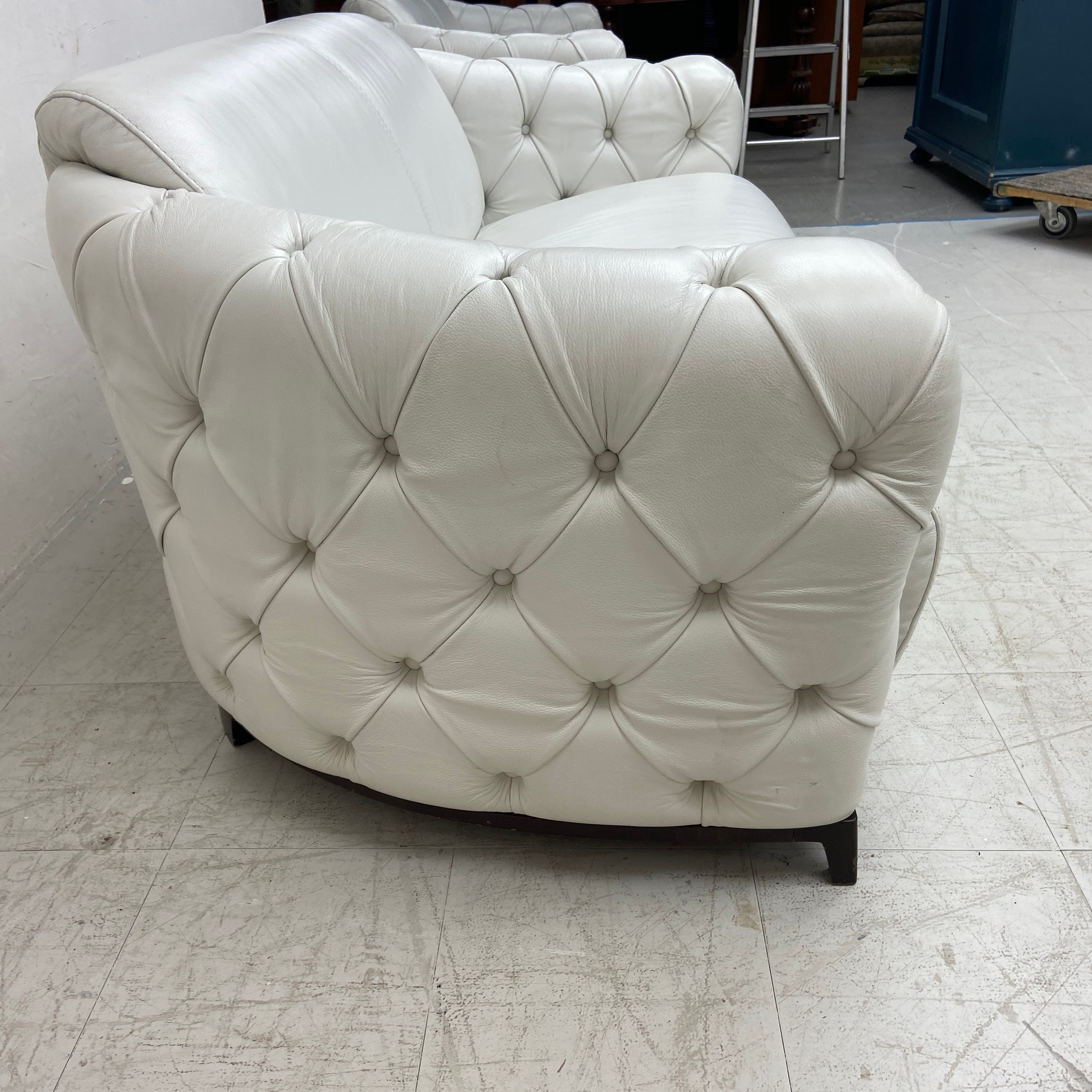 A contemporary Italian white leather two seater sofa having a curved back and deep buttoned arms - Image 4 of 4