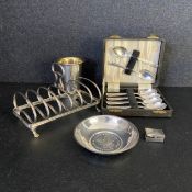 A mixed collection of hallmarked silver to include a toast rack by Solomon Blanckensee & Sons,