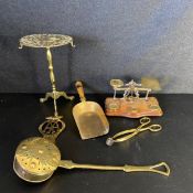 A mixed collection of brass to include a vintage AA car grille badge, a chestnut roaster, a set of