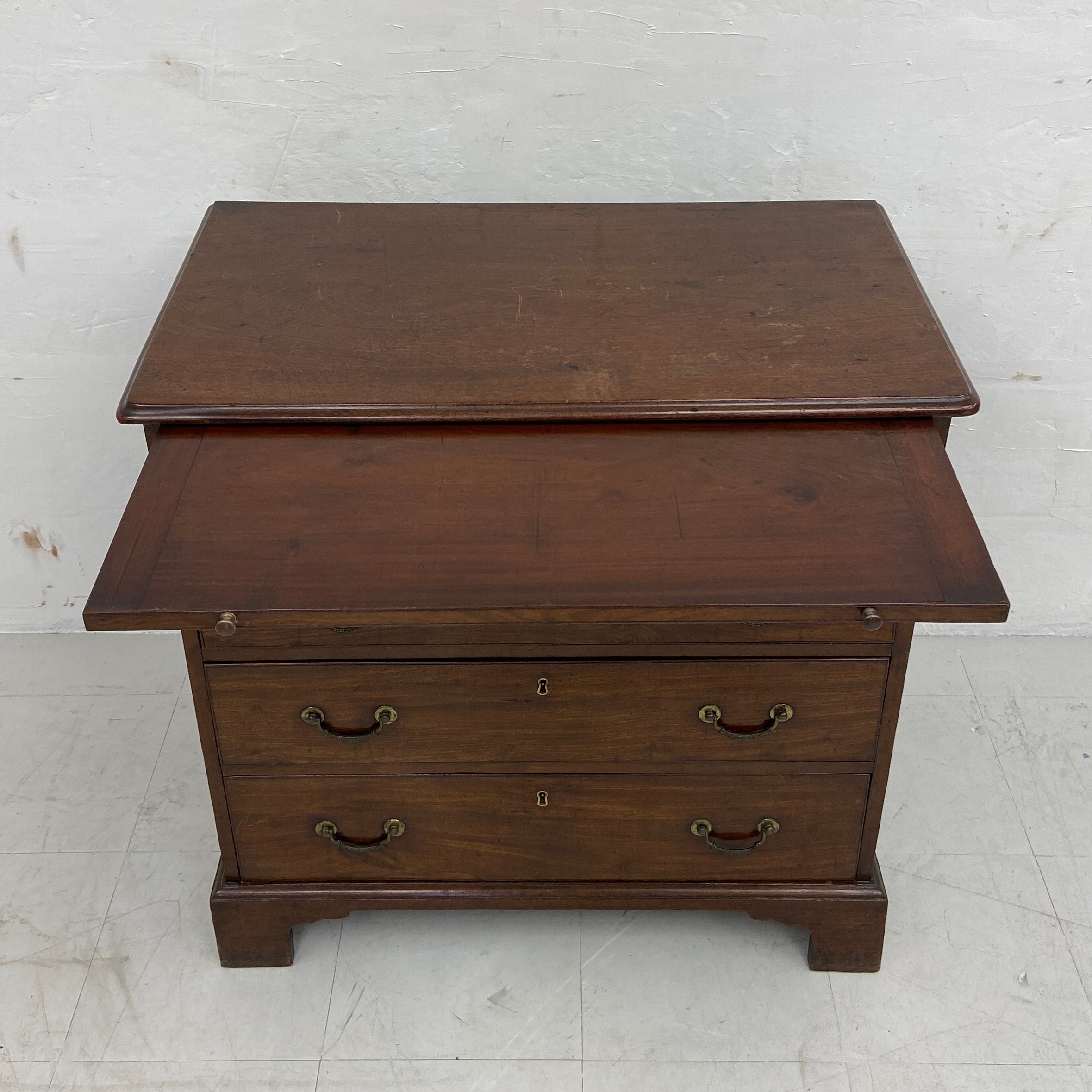 A Georgian mahogany bachelor's chest of small proportions having a thumb-moulded top with brushing - Image 3 of 6