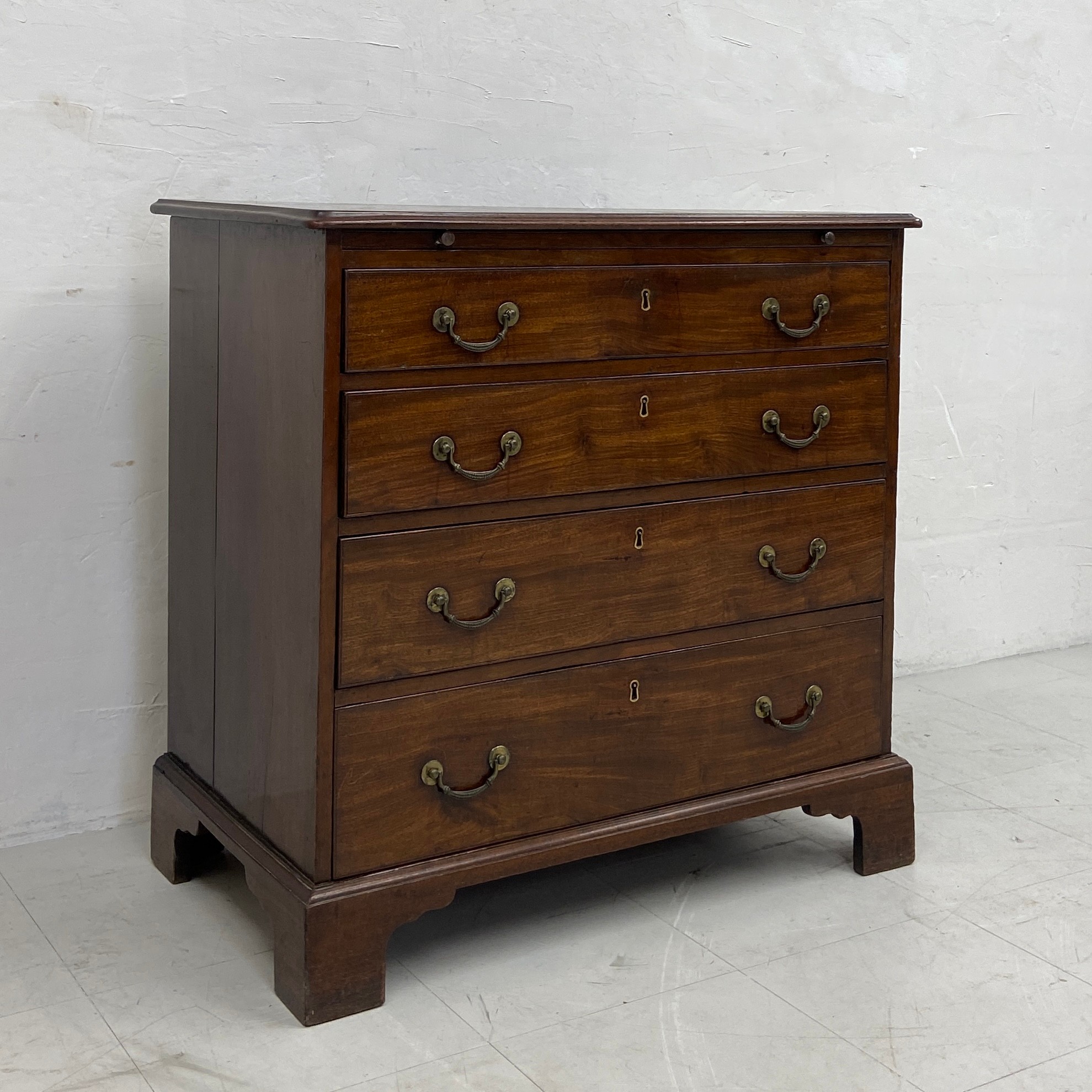 A Georgian mahogany bachelor's chest of small proportions having a thumb-moulded top with brushing - Image 4 of 6