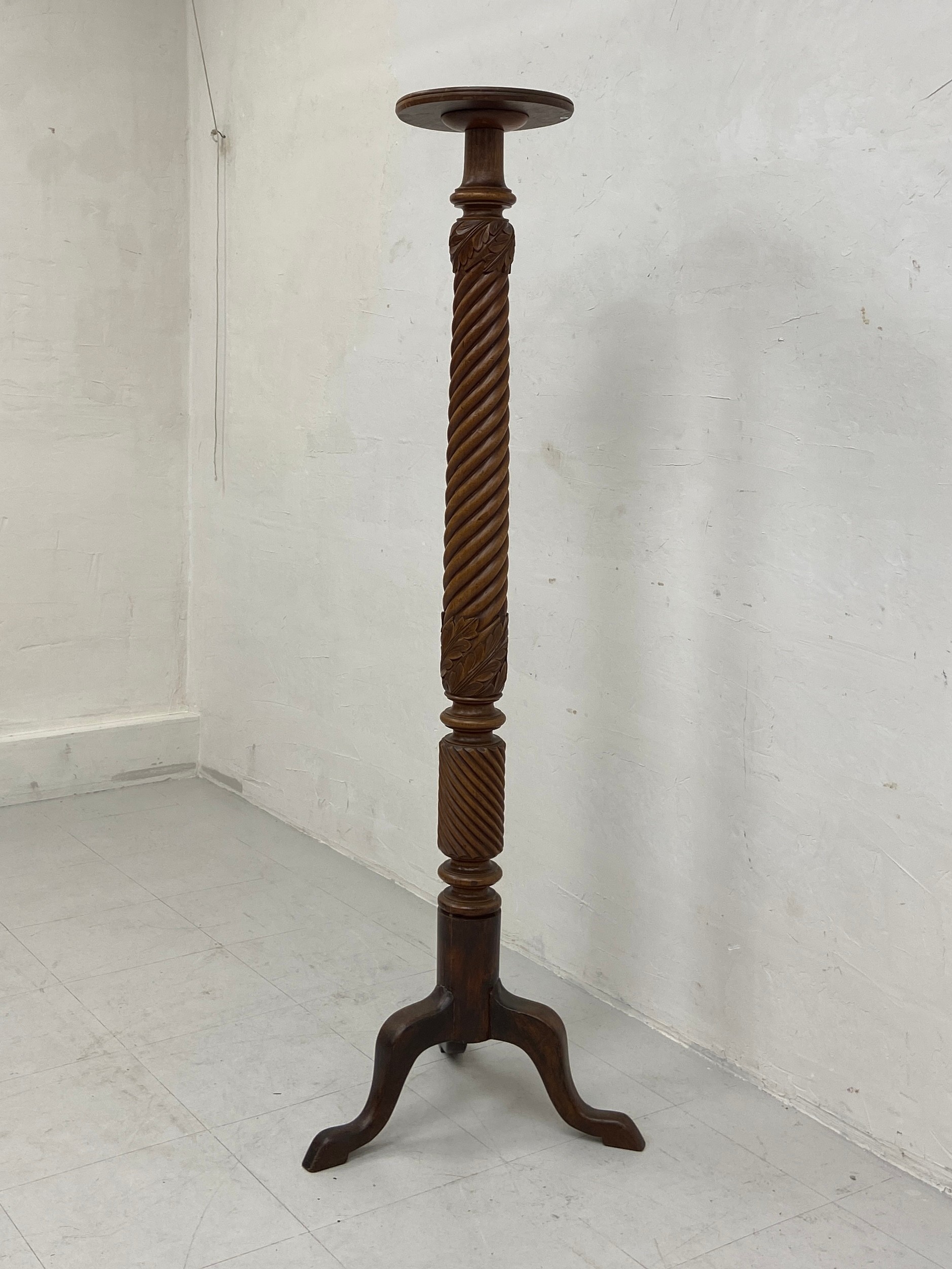 An early 20th century mahogany torchere or plant stand having a circular top over a carved twist - Image 3 of 5
