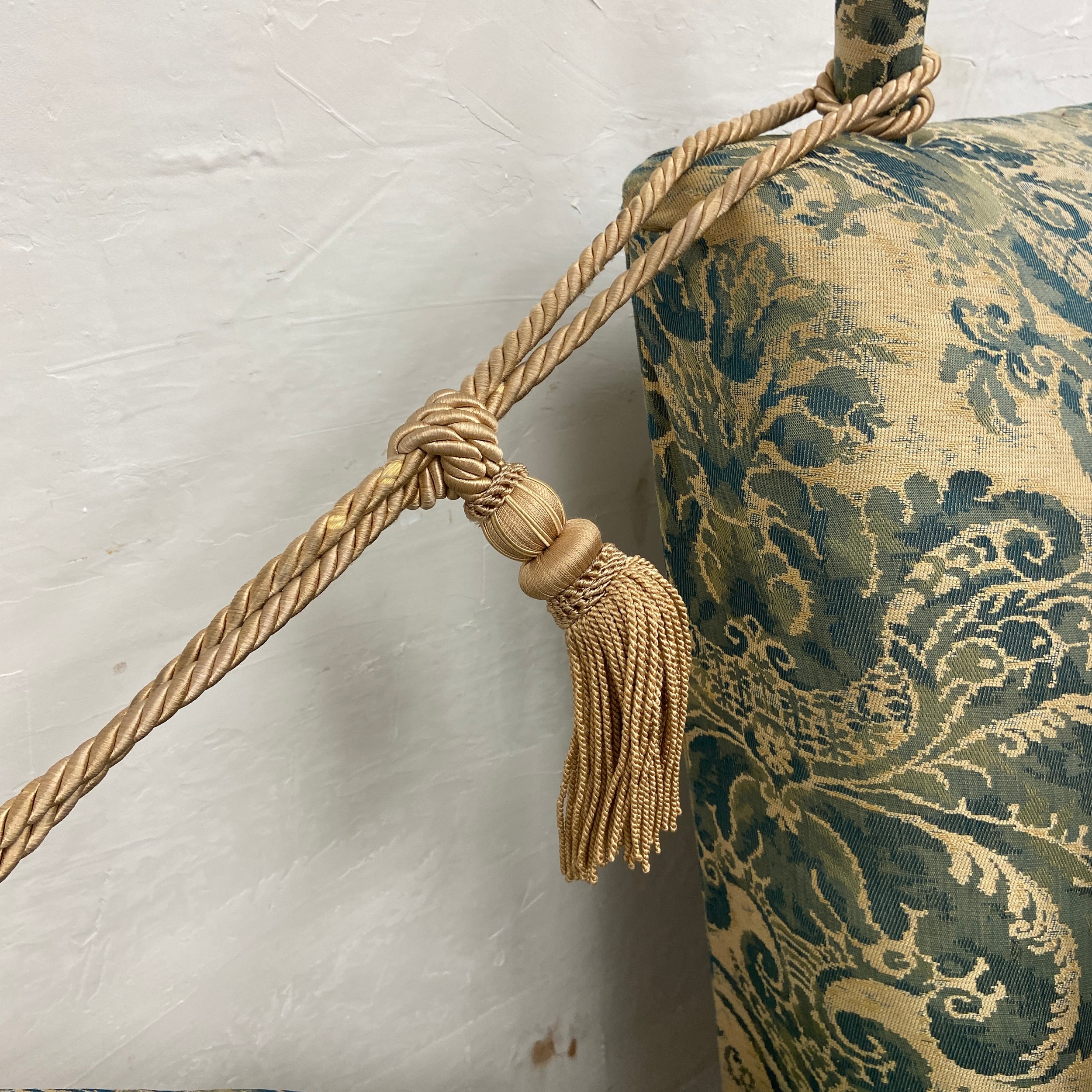 A vintage Victorian style Knoll drop arm two seater sofa having a square back and arms over a deep - Image 6 of 7