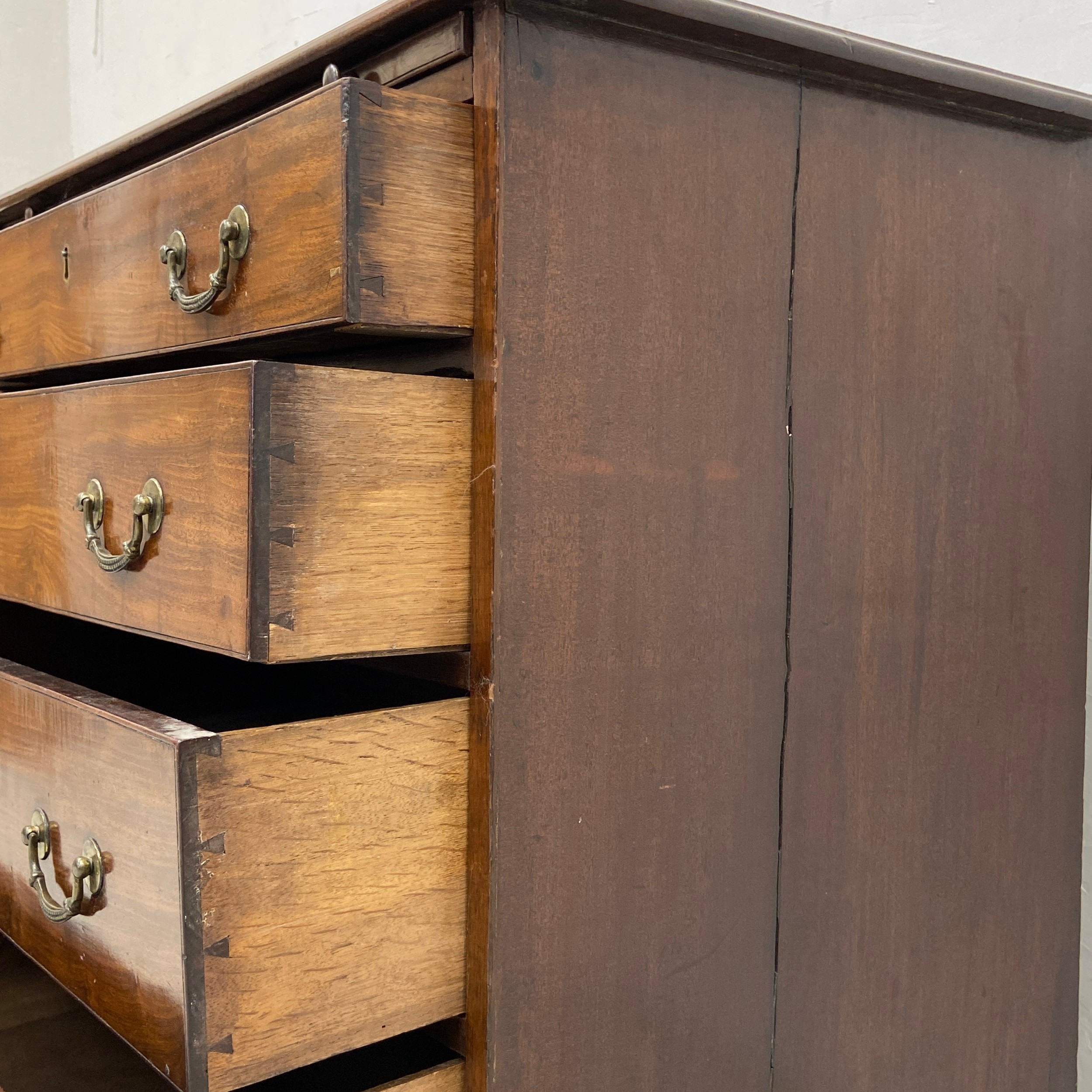 A Georgian mahogany bachelor's chest of small proportions having a thumb-moulded top with brushing - Image 6 of 6