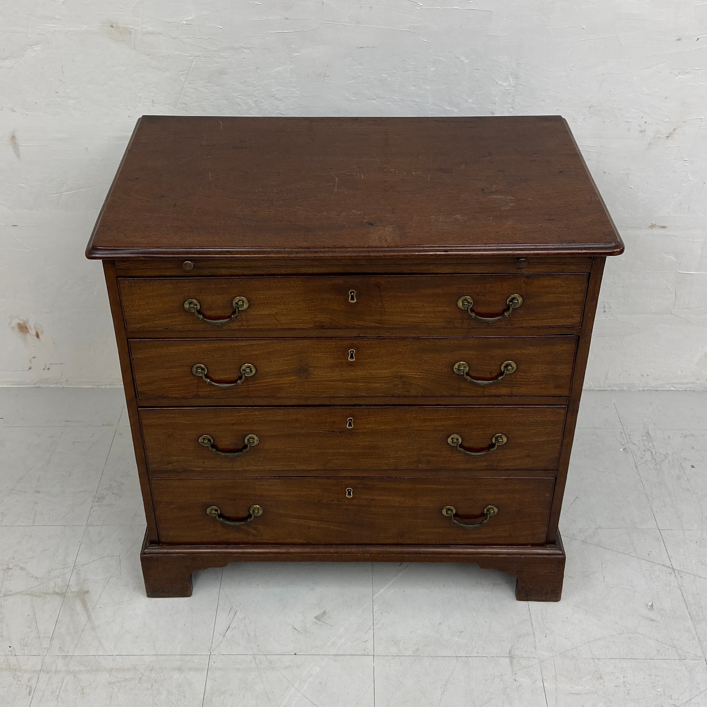 A Georgian mahogany bachelor's chest of small proportions having a thumb-moulded top with brushing - Image 2 of 6