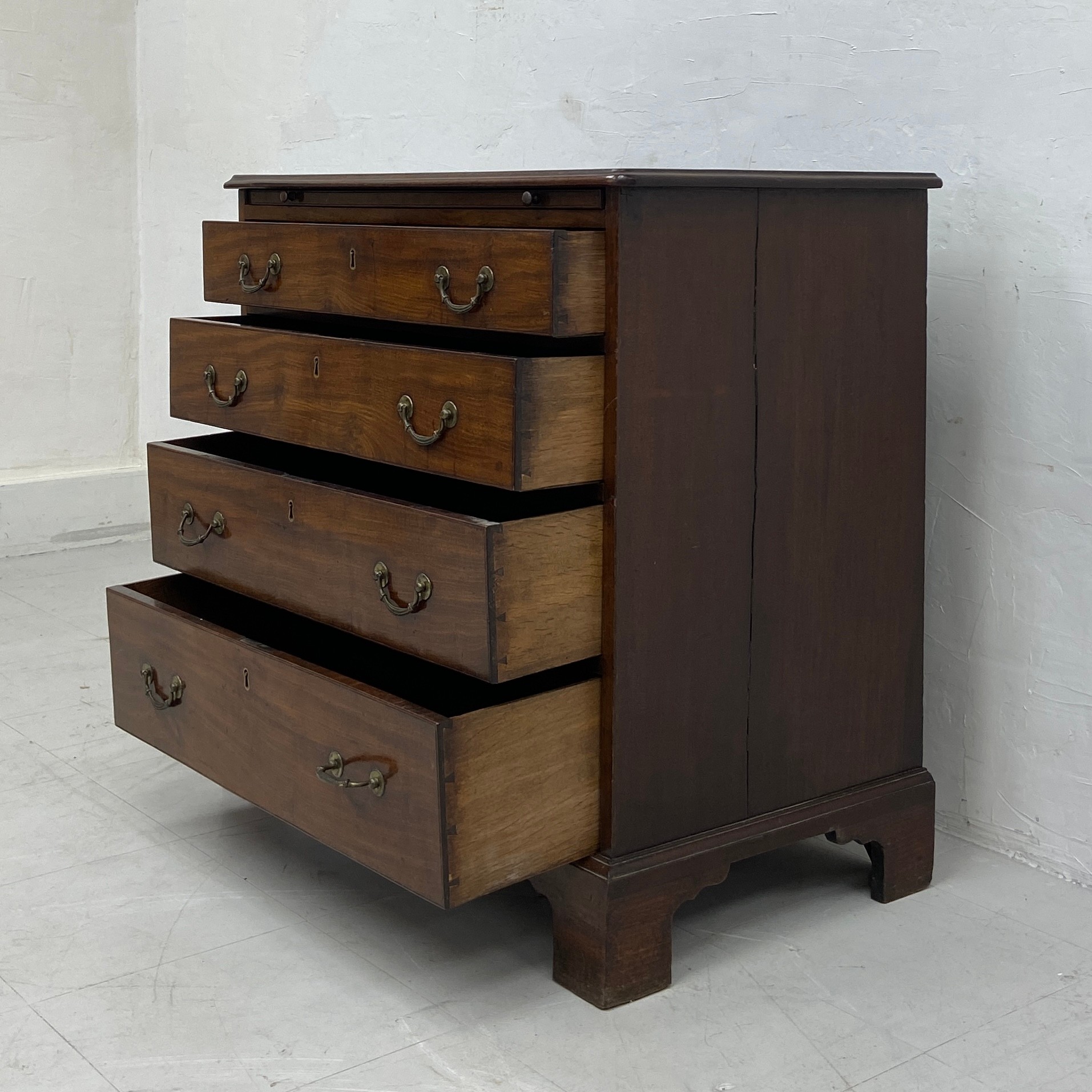 A Georgian mahogany bachelor's chest of small proportions having a thumb-moulded top with brushing - Image 5 of 6