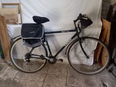 A Trek MultiTrak 700 gentlemen's hybrid bicycle, 700x40c or 27 1/2 inch tyre size.