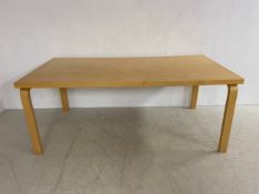 A mid-century birch Model 83 dining table by Alvar Aalto for Artek. H.72 L.184 D.91cm.
