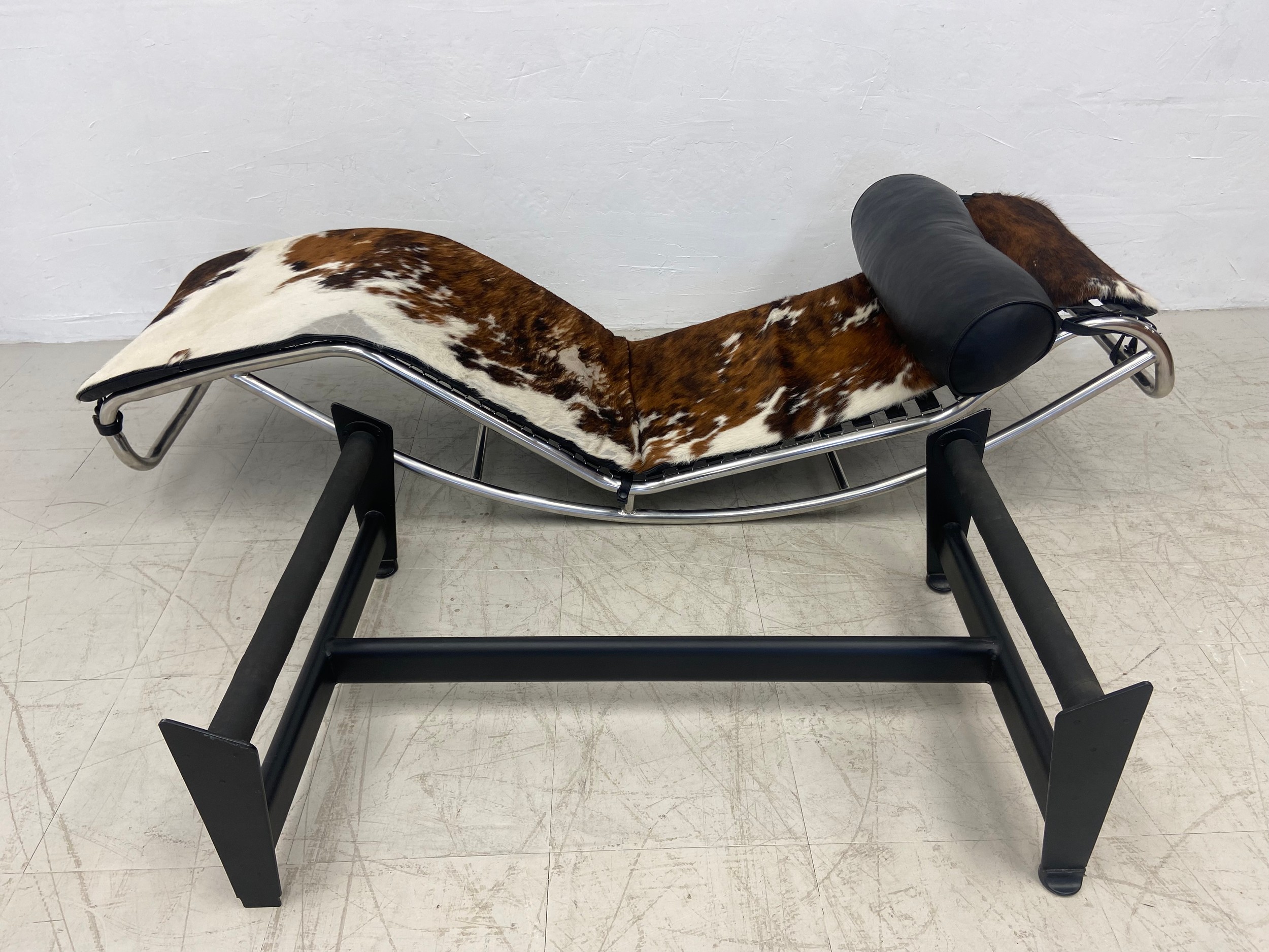 A Le Corbusier style LC4 chaise in leather and cowhide upholstery on a blackened aluminium and - Image 3 of 5
