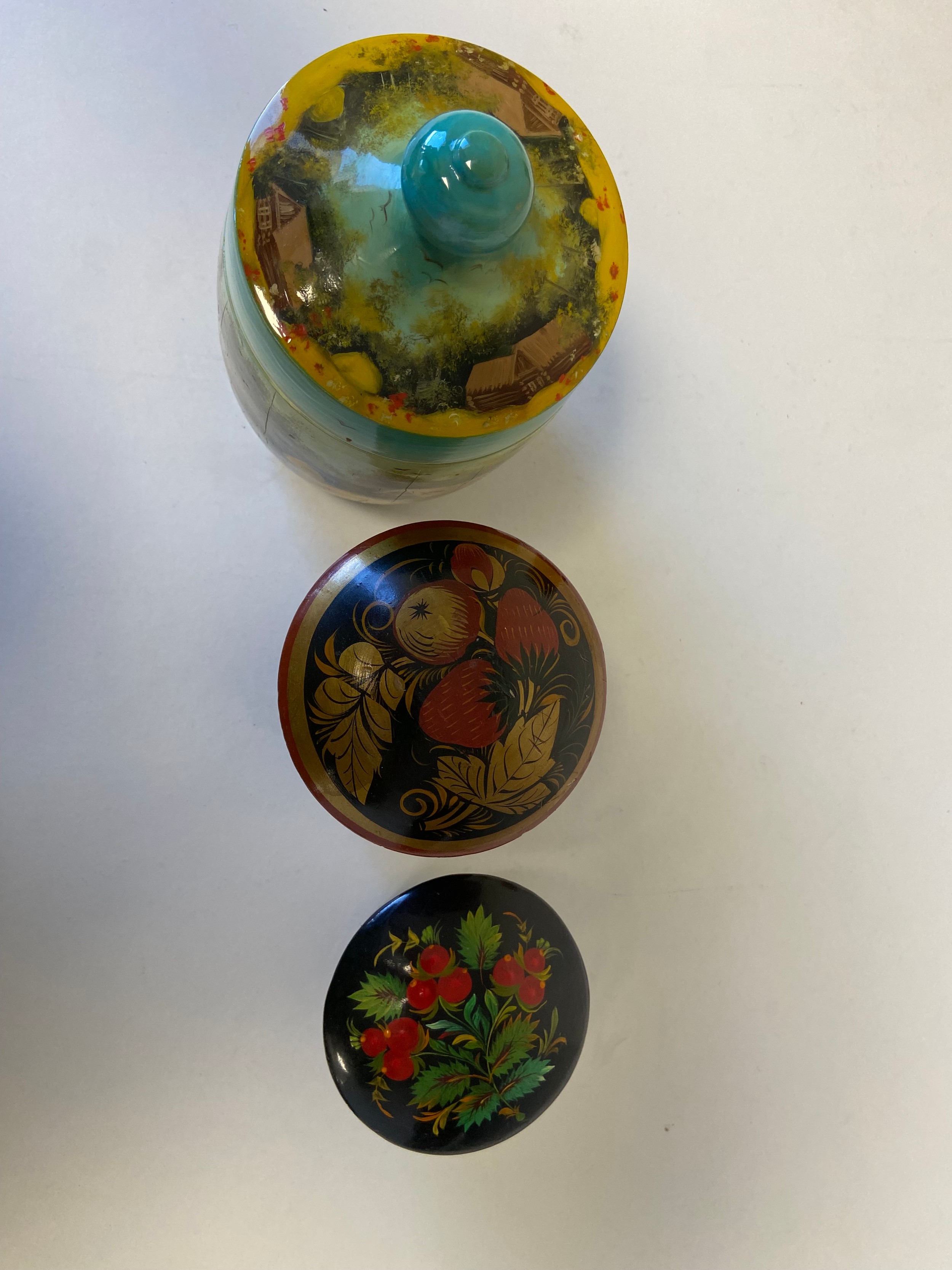 A miscellaneous collection of five various Russian hand decorated lacquered papier mache lidded - Image 5 of 5