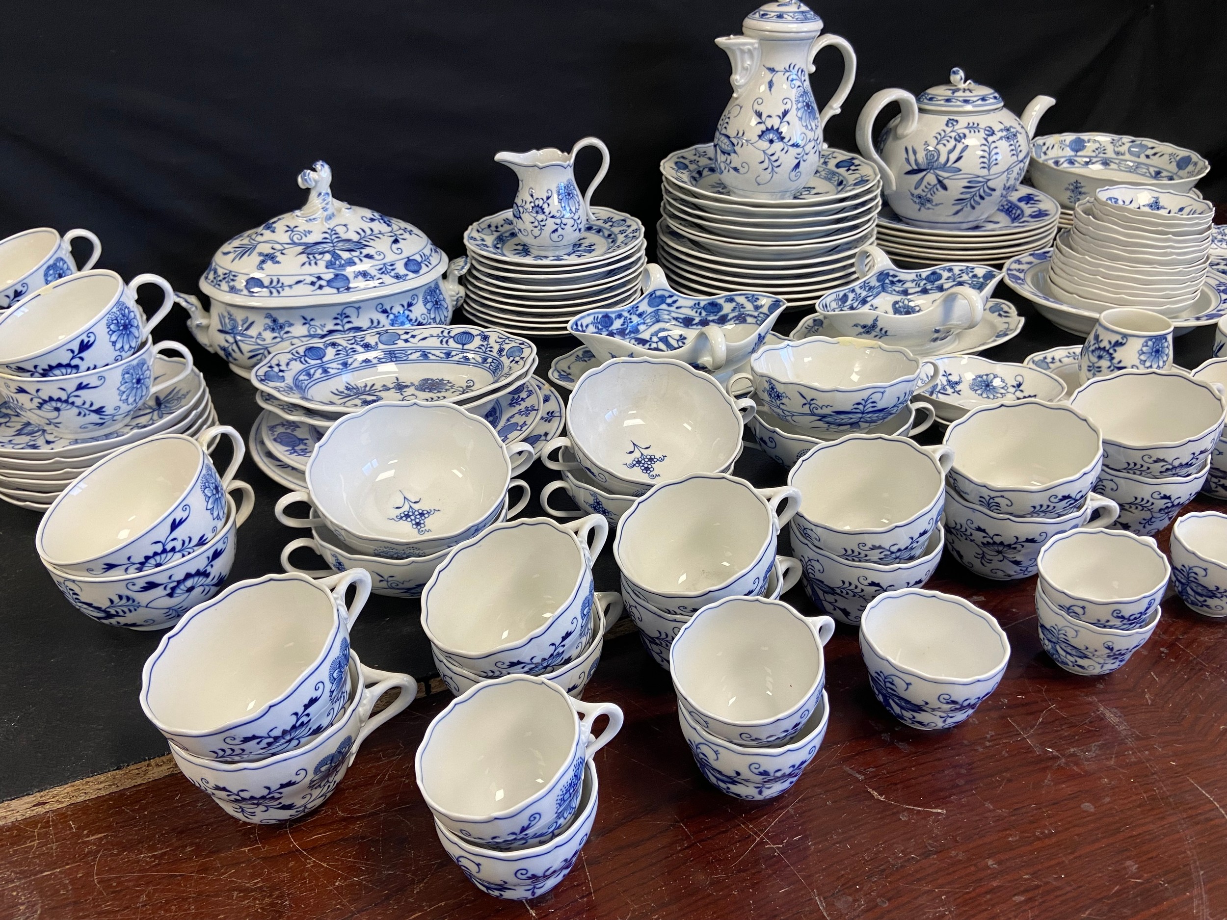 An extensive Meissen Blue Onion pattern dinner service, various marks, mostly 19th century. Dia. - Image 7 of 8