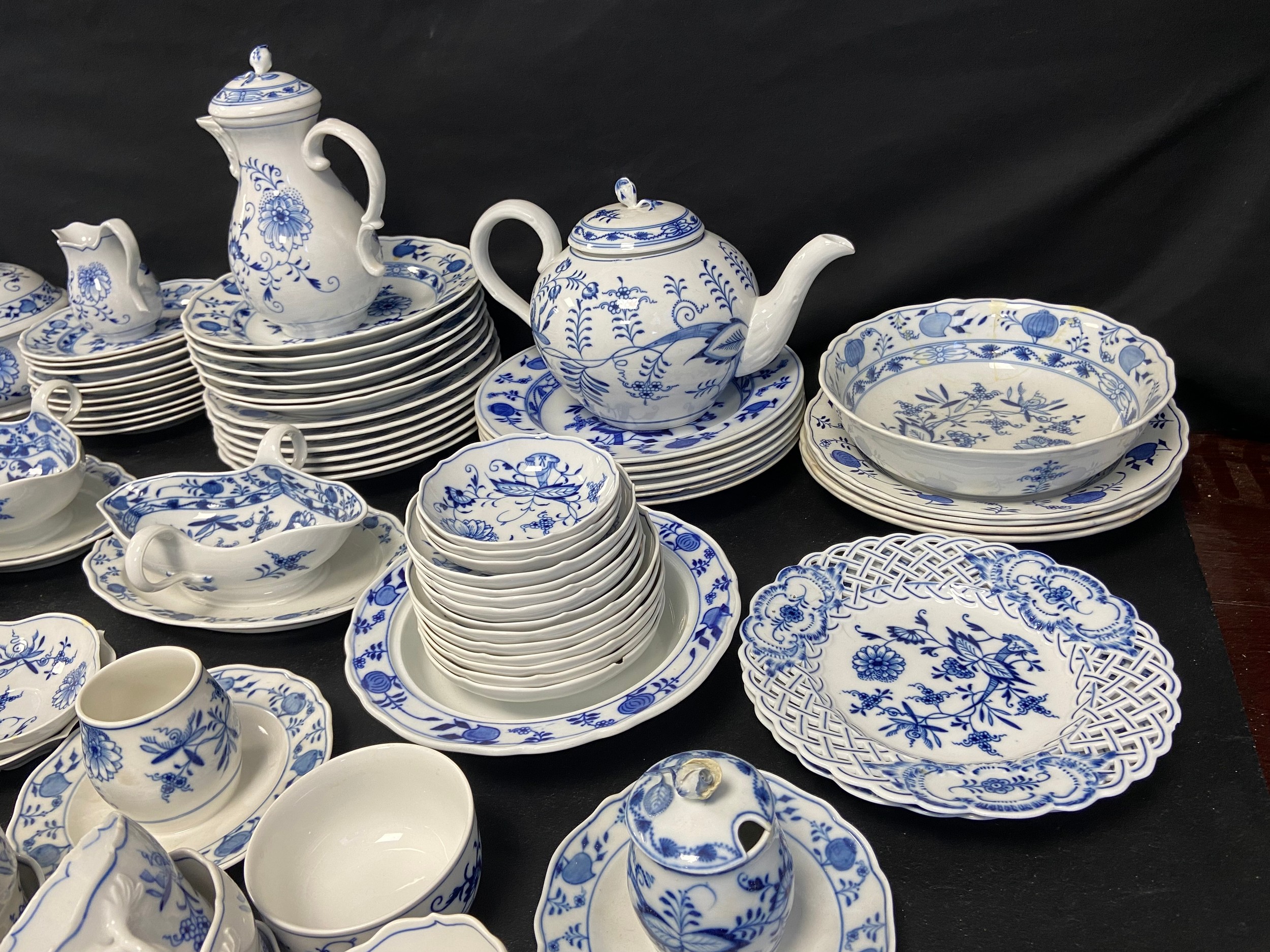 An extensive Meissen Blue Onion pattern dinner service, various marks, mostly 19th century. Dia. - Image 3 of 8