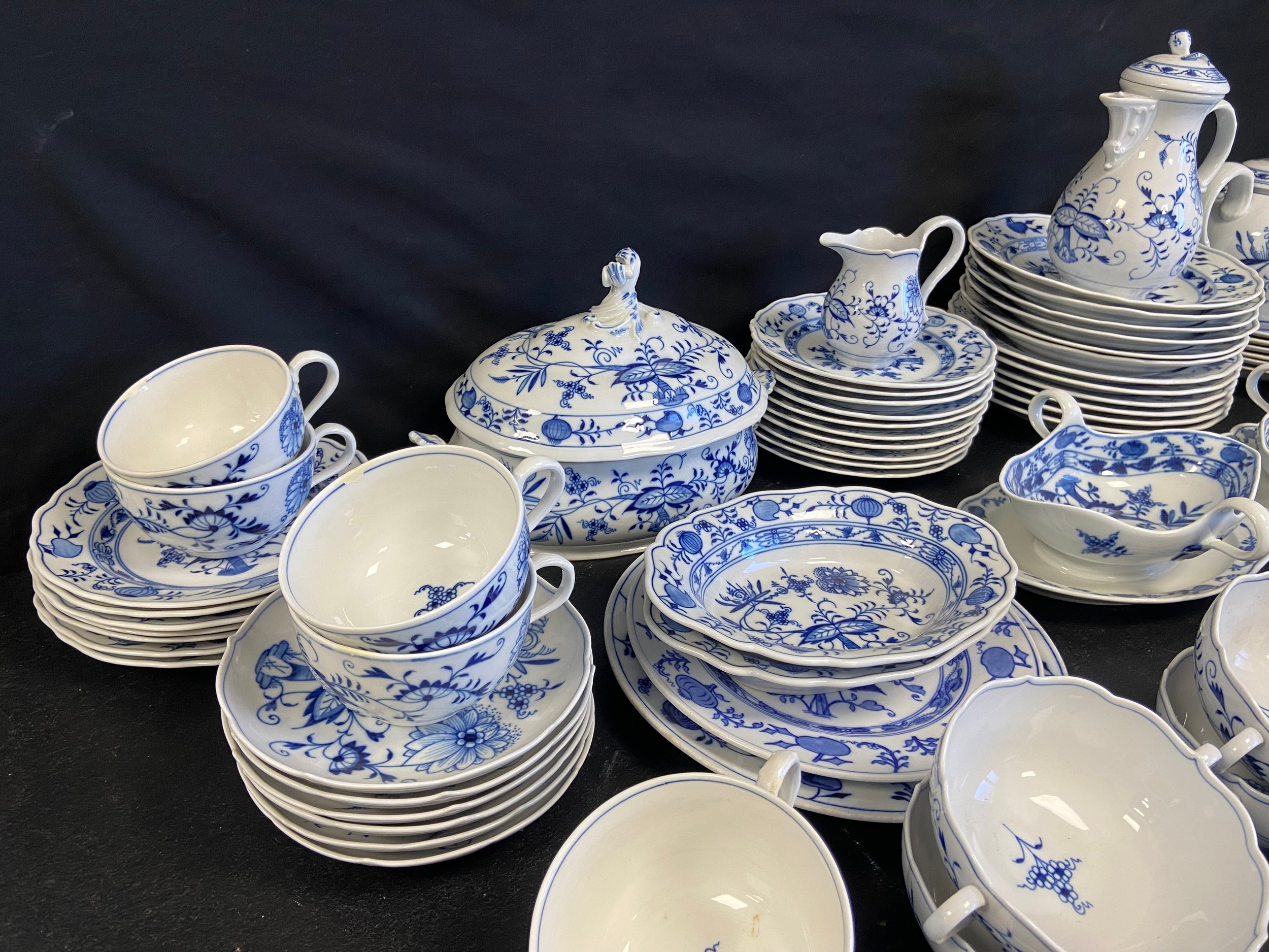 An extensive Meissen Blue Onion pattern dinner service, various marks, mostly 19th century. Dia. - Image 2 of 8