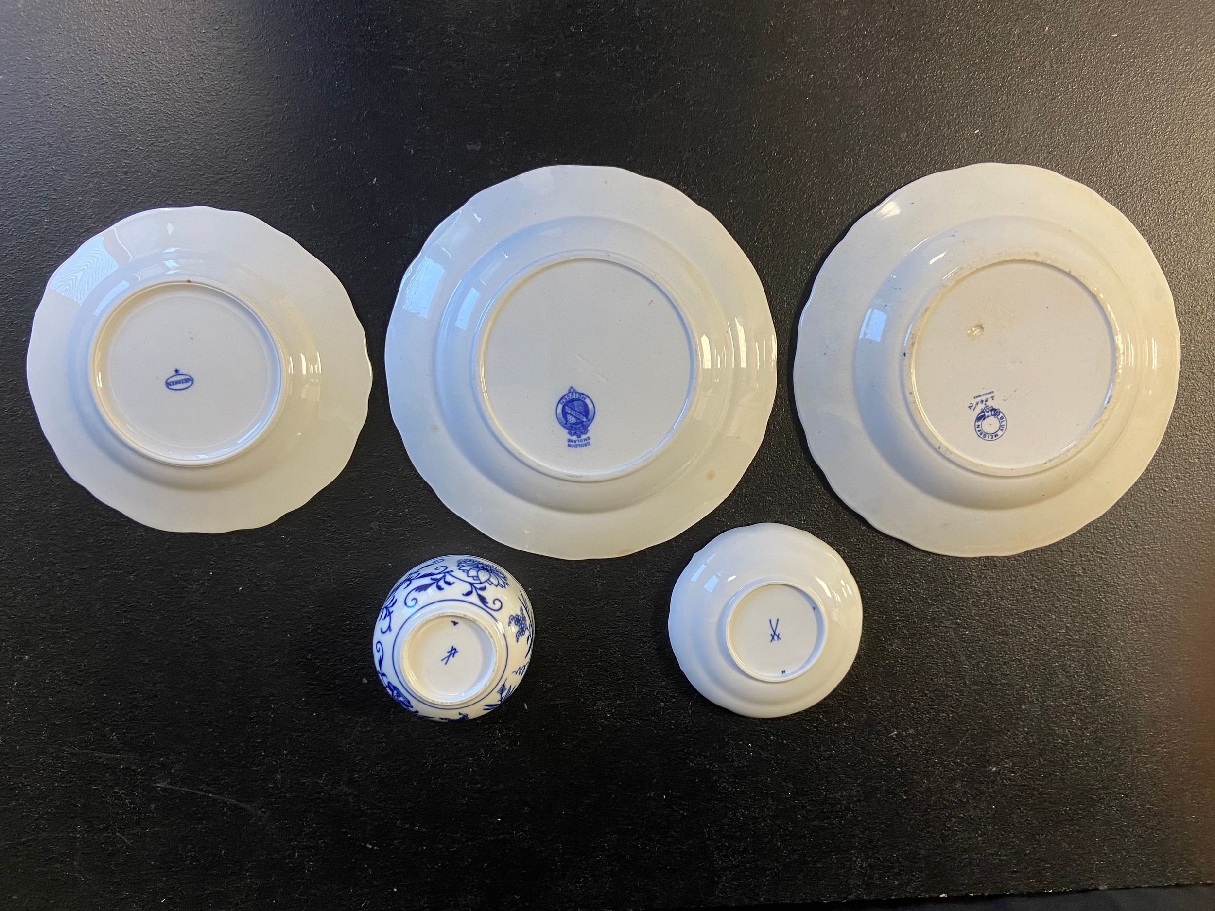 An extensive Meissen Blue Onion pattern dinner service, various marks, mostly 19th century. Dia. - Image 5 of 8