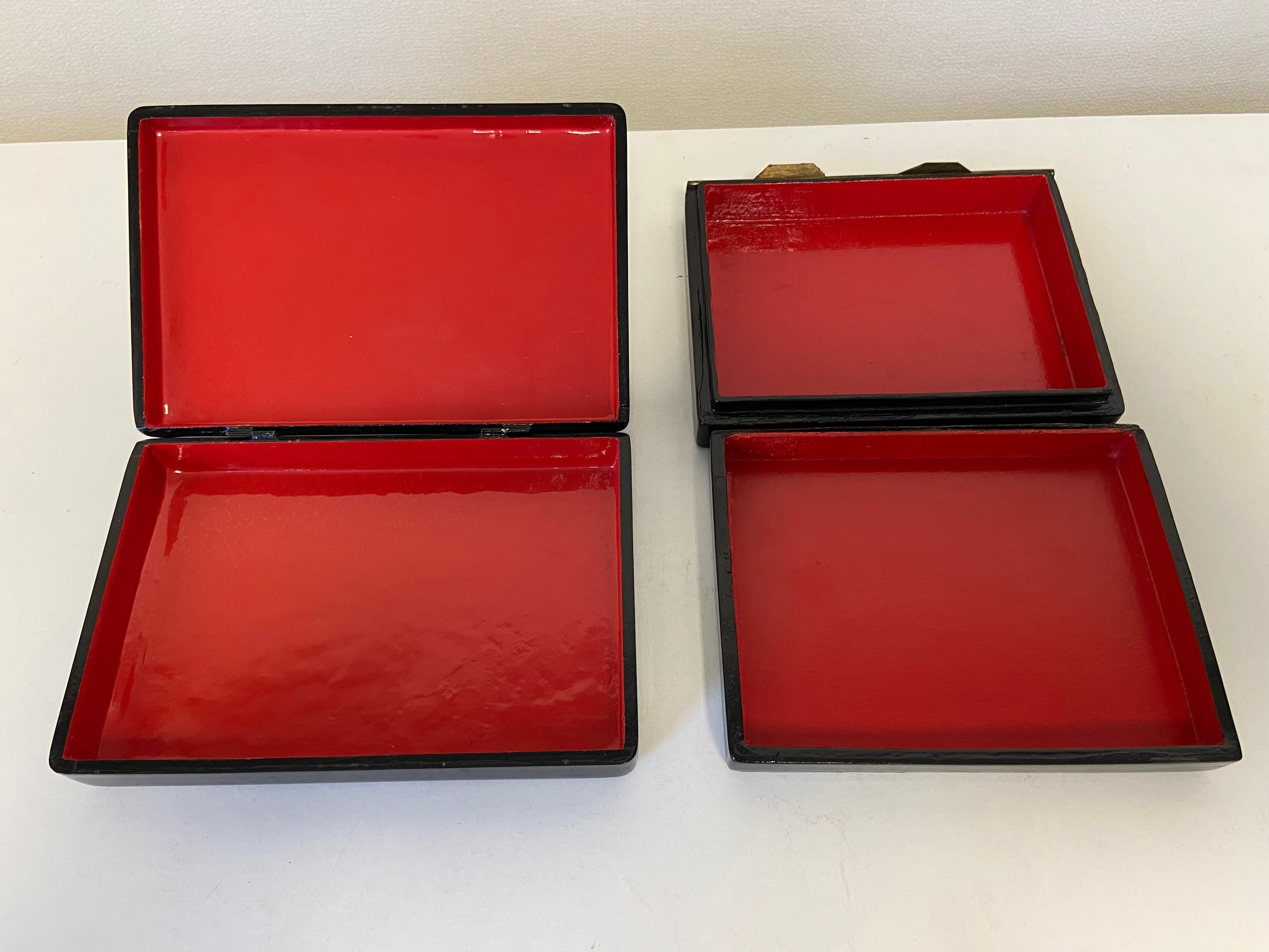 Two vintage Russian lacquered papier mache lidded boxes decorated with Fedoskino village scenes. - Image 4 of 8