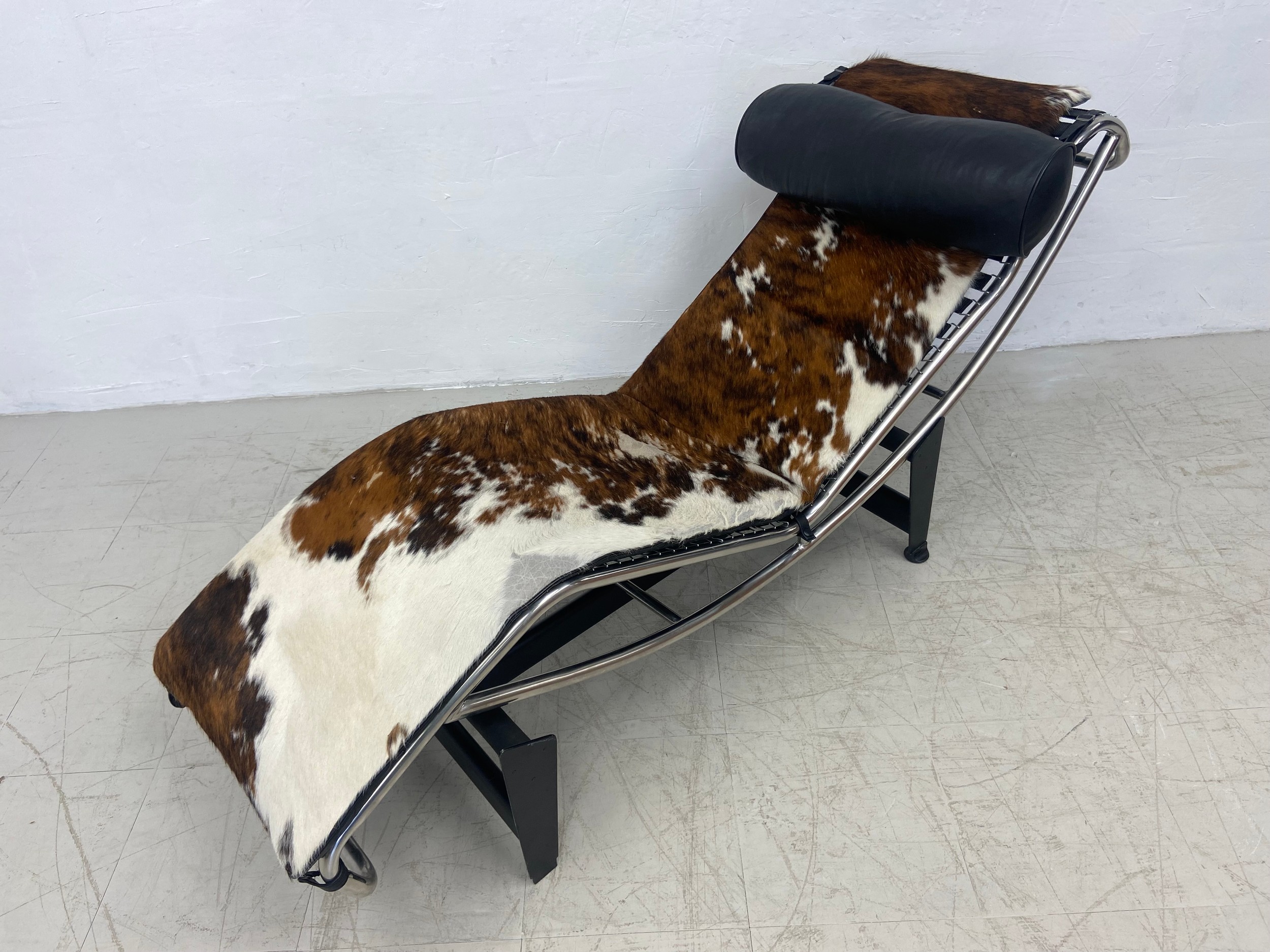 A Le Corbusier style LC4 chaise in leather and cowhide upholstery on a blackened aluminium and - Image 2 of 5