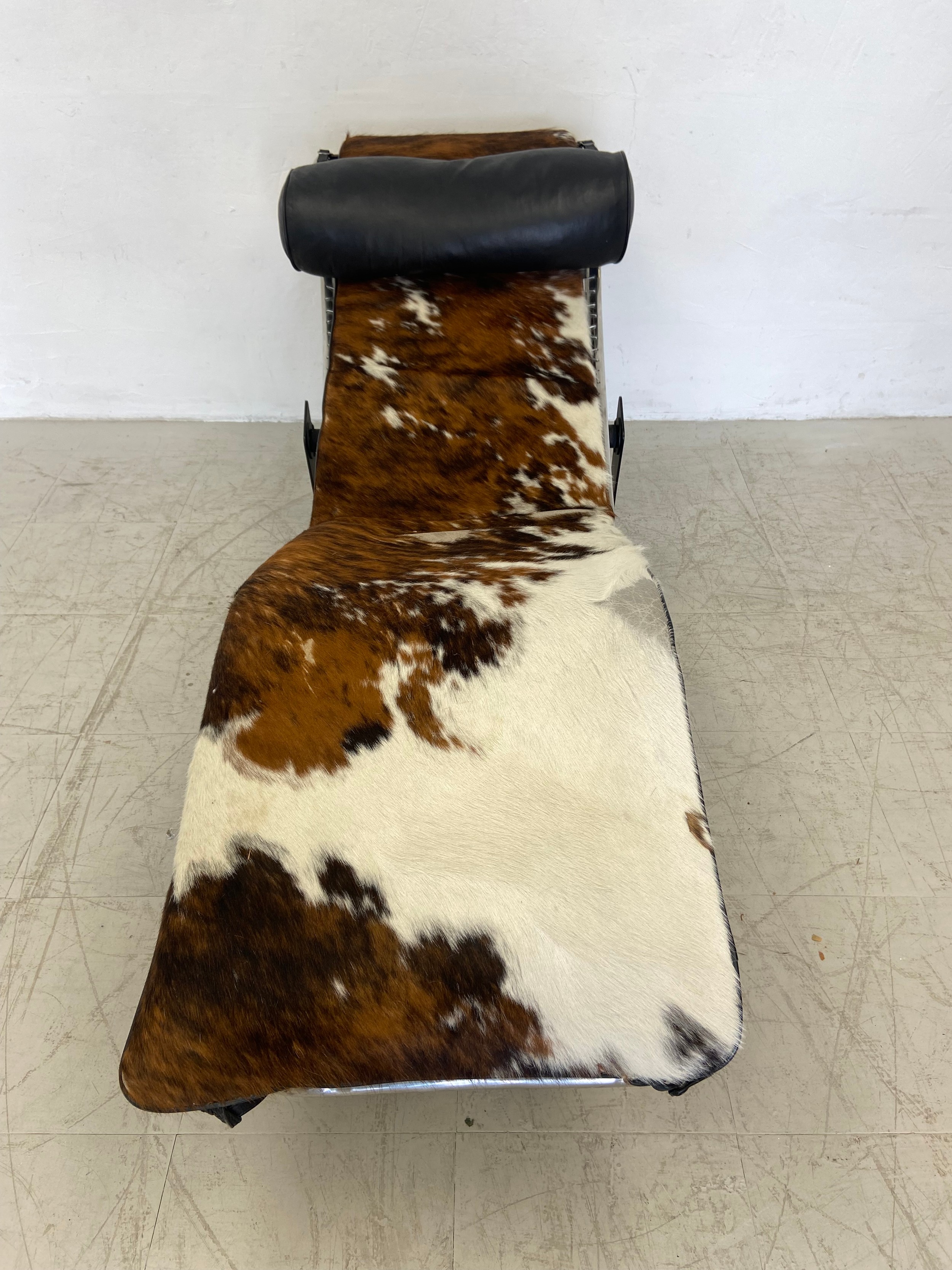 A Le Corbusier style LC4 chaise in leather and cowhide upholstery on a blackened aluminium and - Image 4 of 5