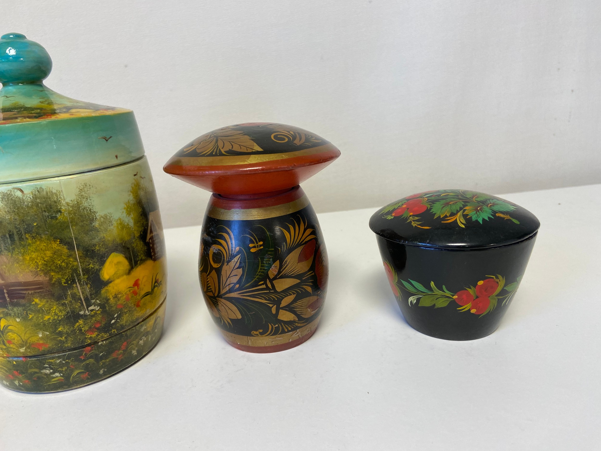 A miscellaneous collection of five various Russian hand decorated lacquered papier mache lidded - Image 3 of 5