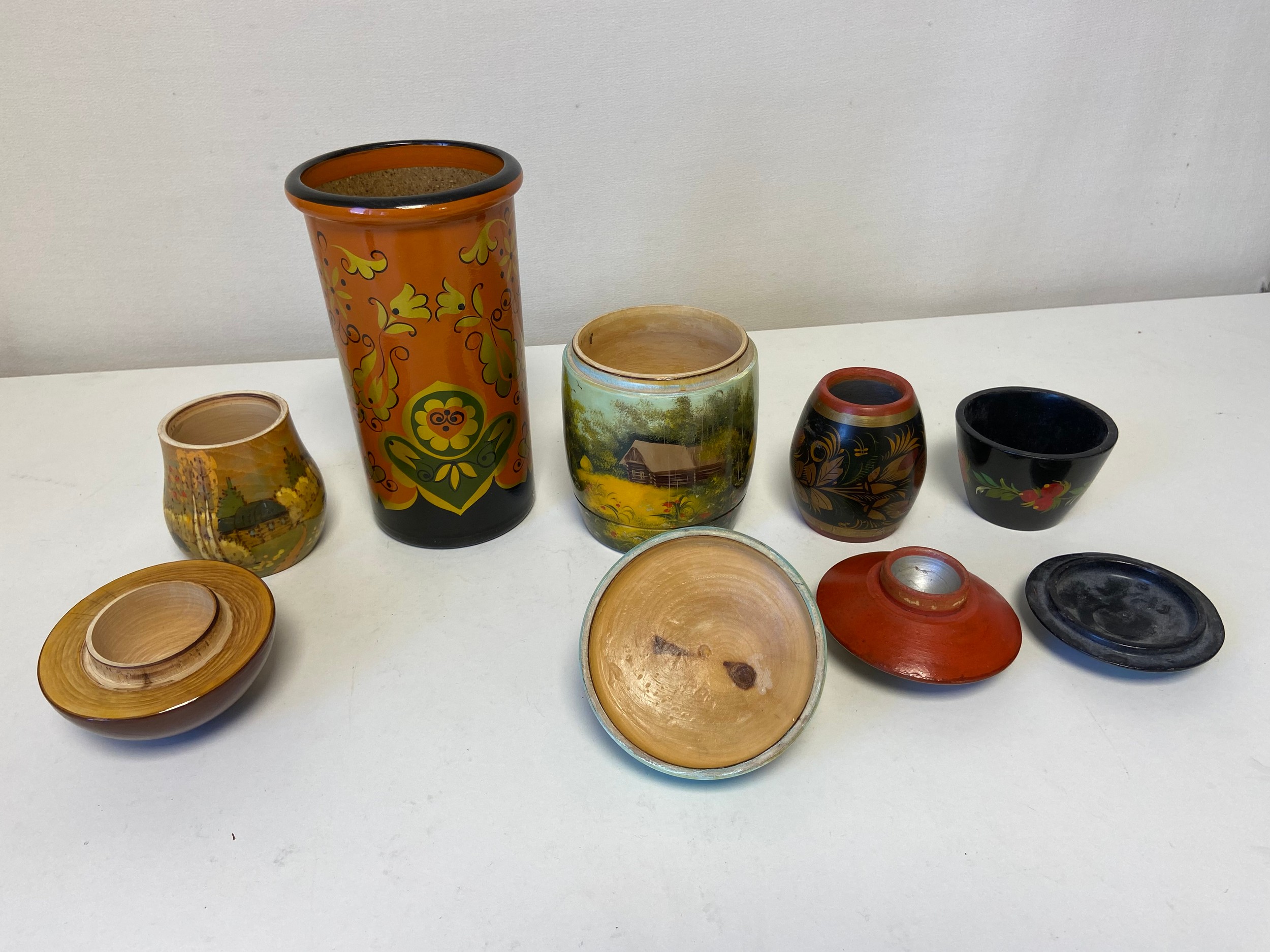 A miscellaneous collection of five various Russian hand decorated lacquered papier mache lidded - Image 4 of 5