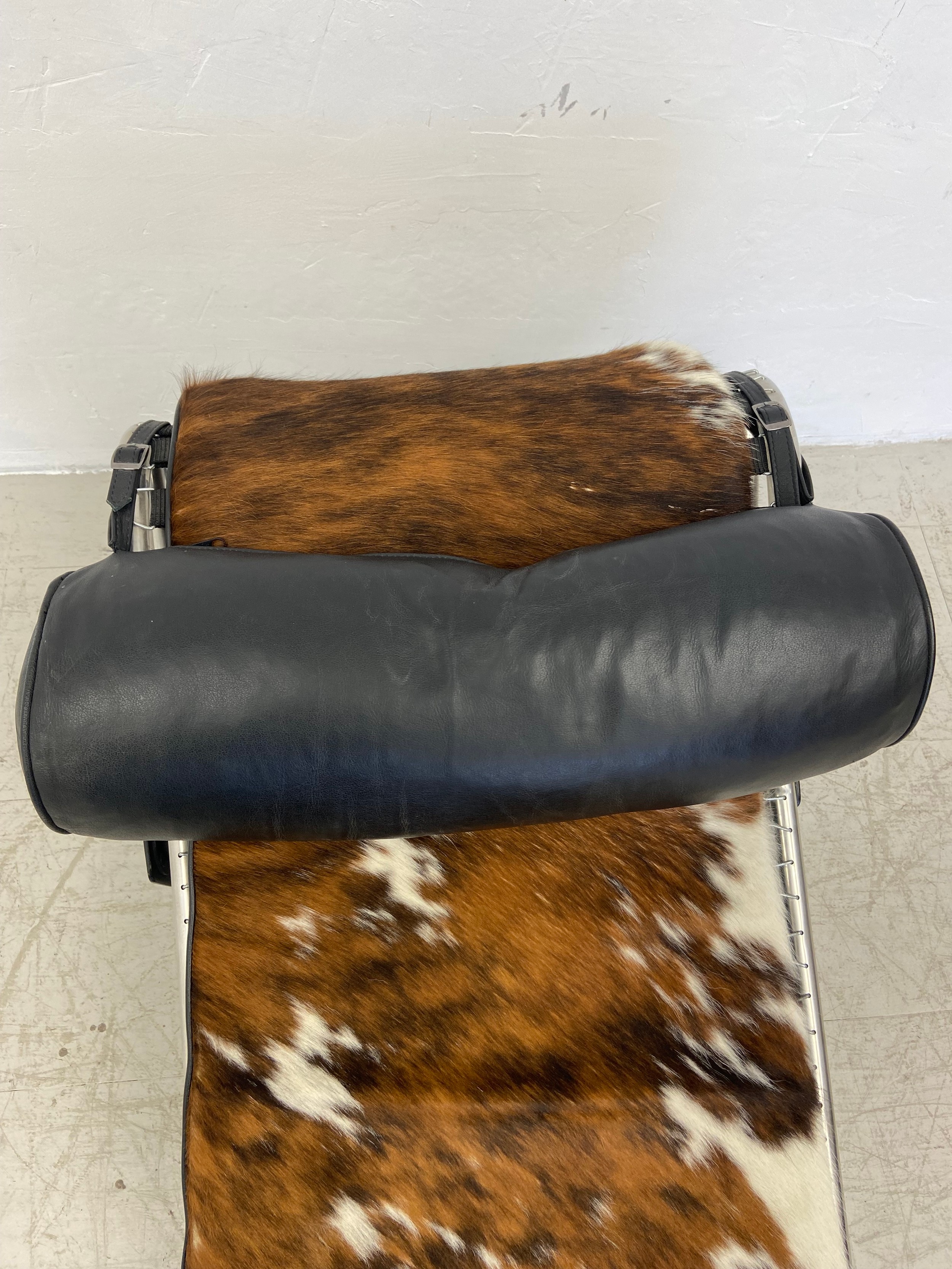A Le Corbusier style LC4 chaise in leather and cowhide upholstery on a blackened aluminium and - Image 5 of 5