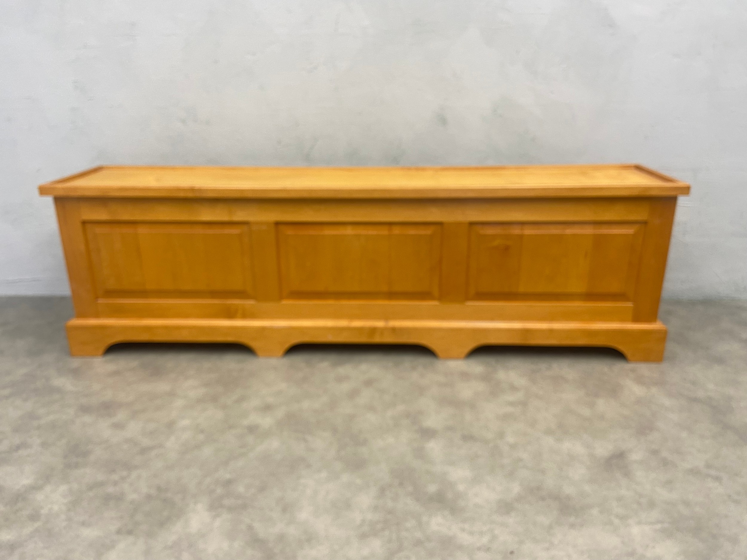 A contemporary maple hall bench or coffer of panelled construction with hinged lid. H.50 W.172 D.
