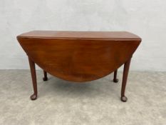 A Georgian mahogany drop flap dining table with gate-leg action on cabriole pad foot supports. H.