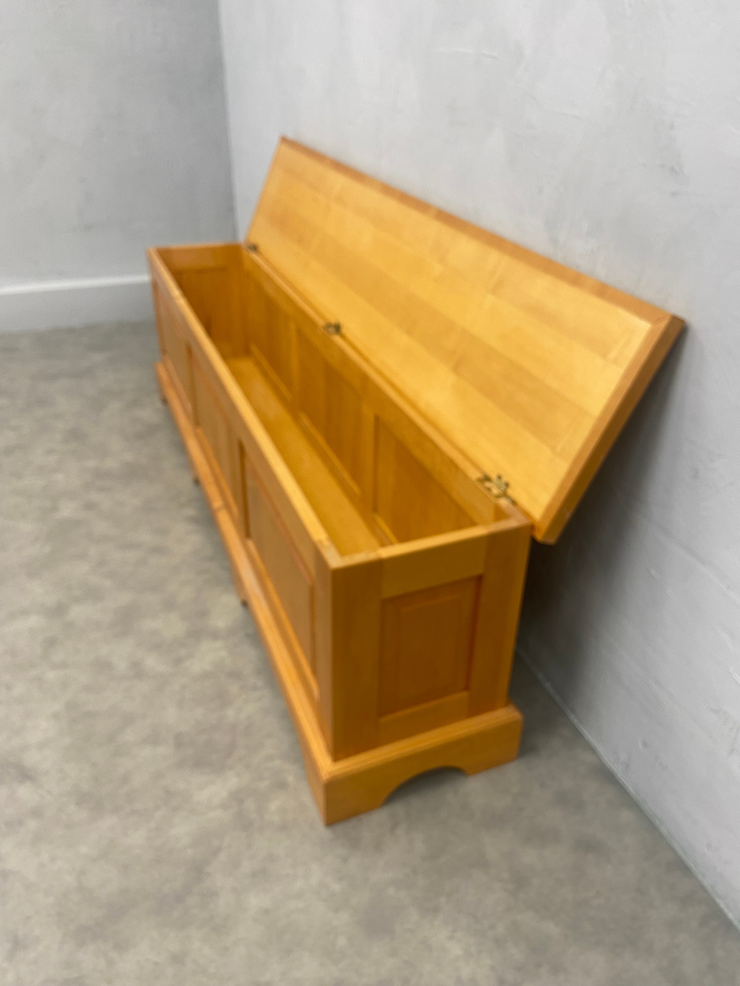 A contemporary maple hall bench or coffer of panelled construction with hinged lid. H.50 W.172 D. - Image 3 of 3